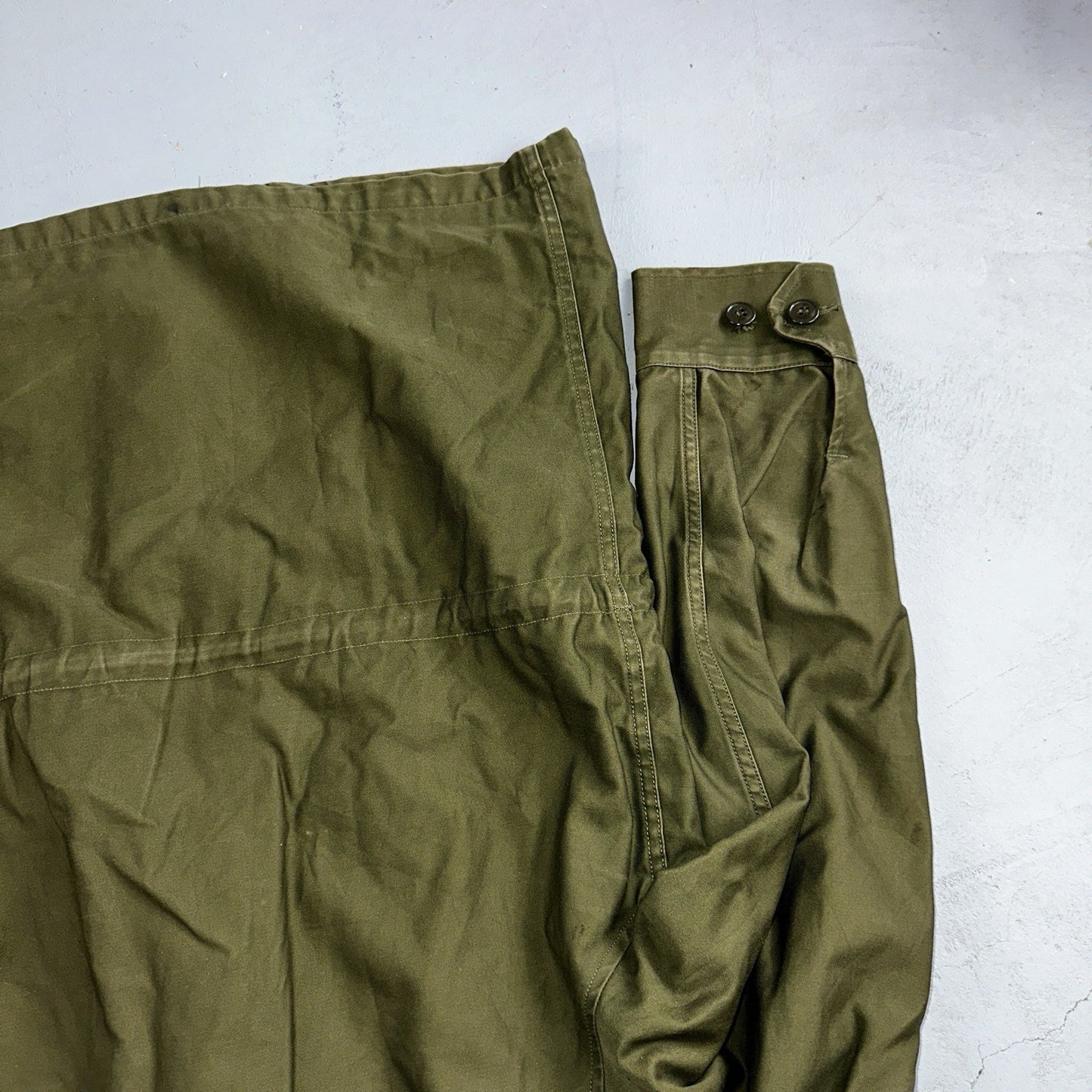 Vintage US Military OG-107 Cotton Sateen Wind Jacket Small Regular 1961 Patches