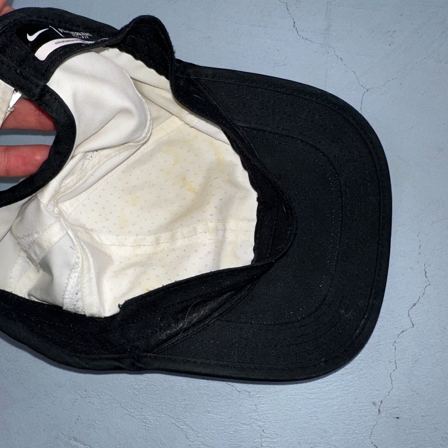 Nike Hat Cap Strap Back Black White Dri Fit Featherlight Golf Center Swoosh Run