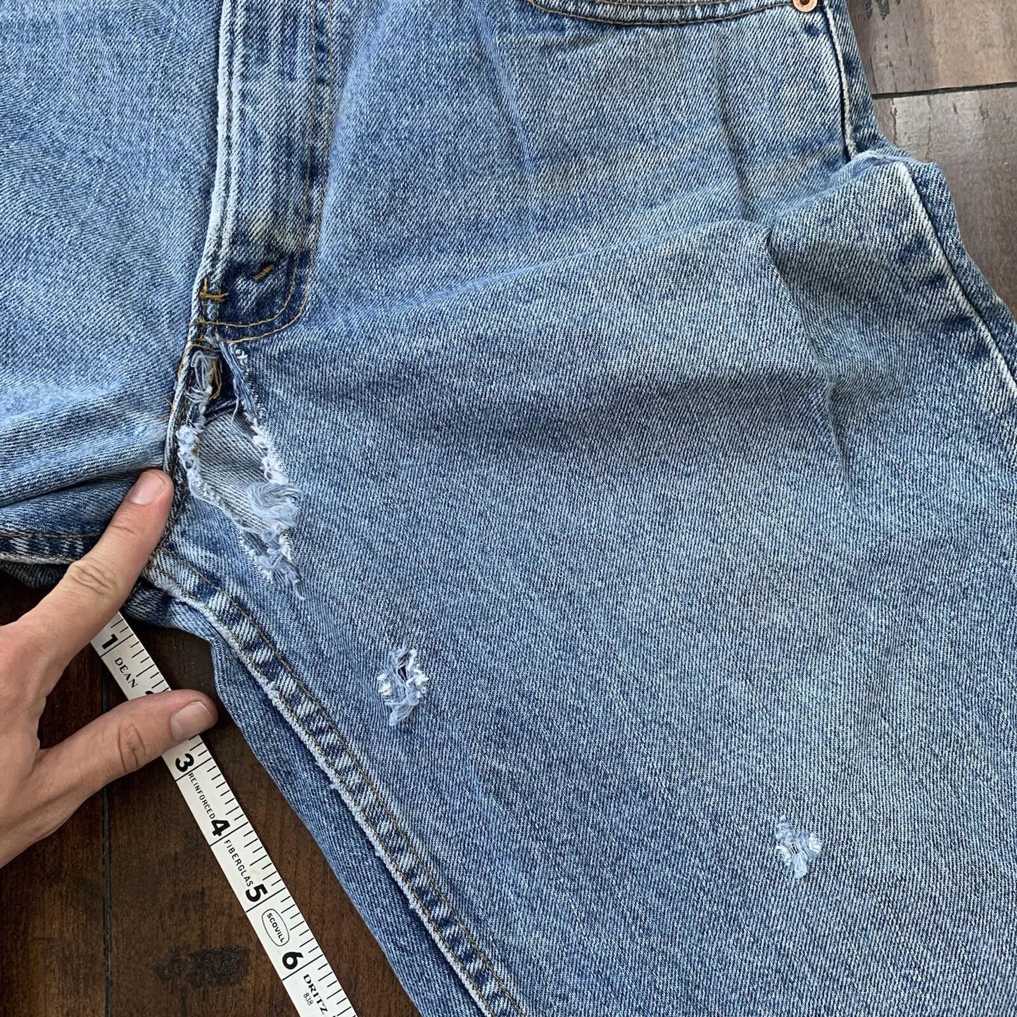 Vintage Levis 550 33x34 Denim Jeans Relaxed Fit USA Light Wash Blue Dad