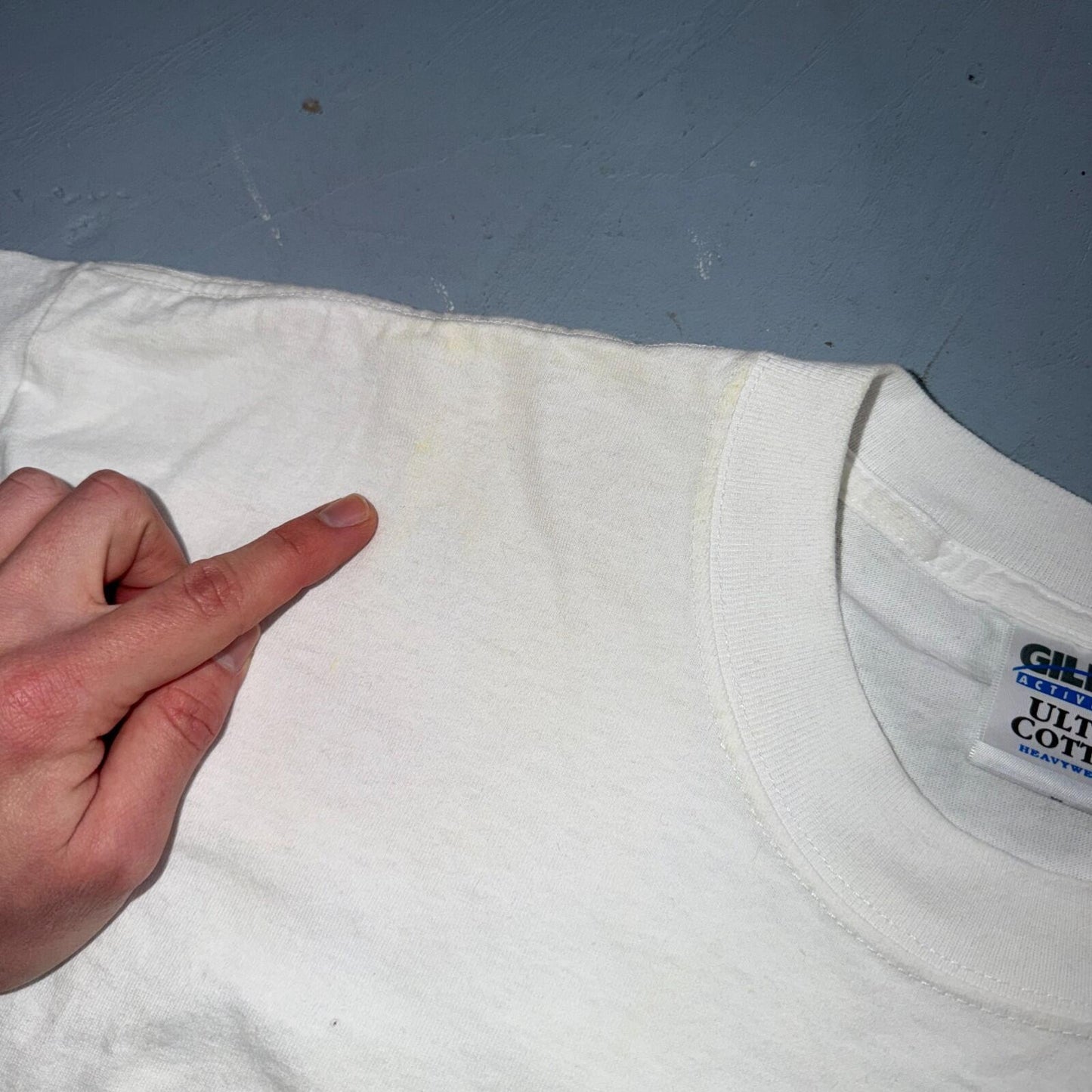 Gildan Logo Promo Y2K VTG T Shirt Graphic On Shirt Tag 2000s RARE Music Classic