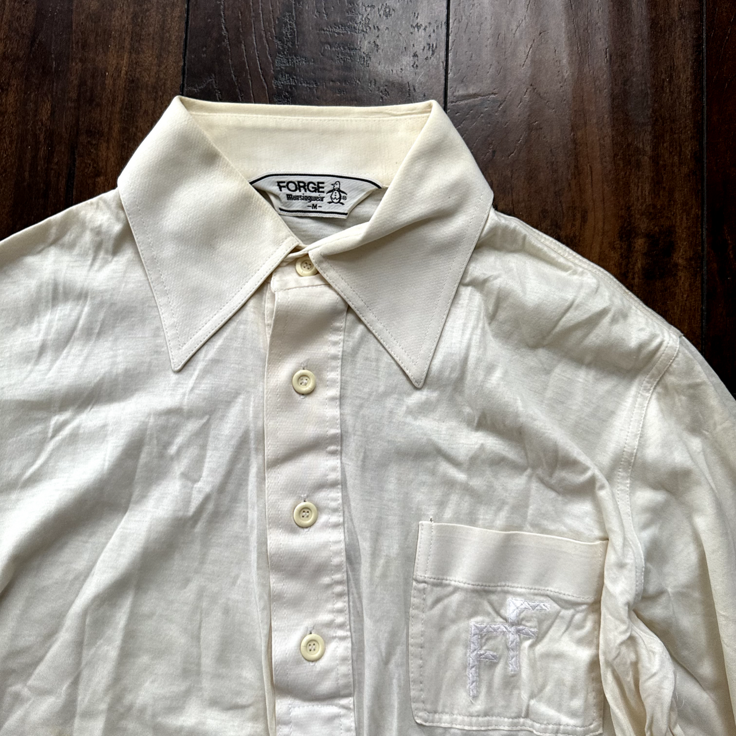 vtg Forge Munsingwear White 70s Shirt poly disco buttons cool white basic 60s