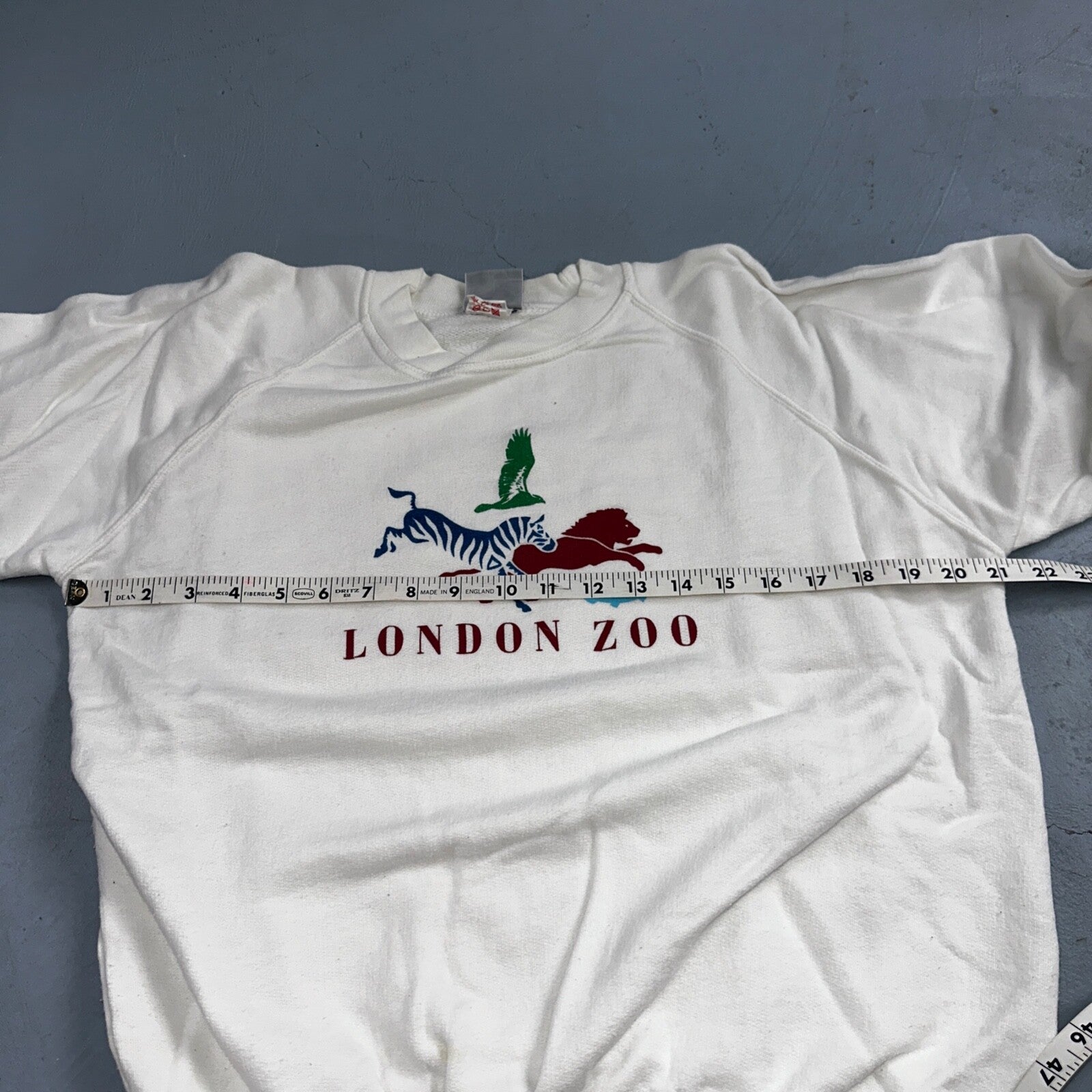 London Zoo UK Sweatshirt 90s VTG Crewneck White Animals Love Raglan Cut Zebra