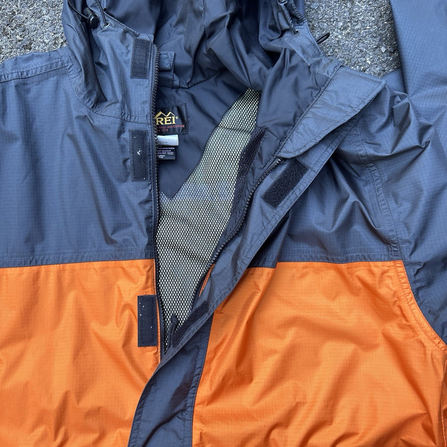 REI VTG Gore-Tex Orange GTX Shell Paclite Waterproof Jacket Mens Medium Black