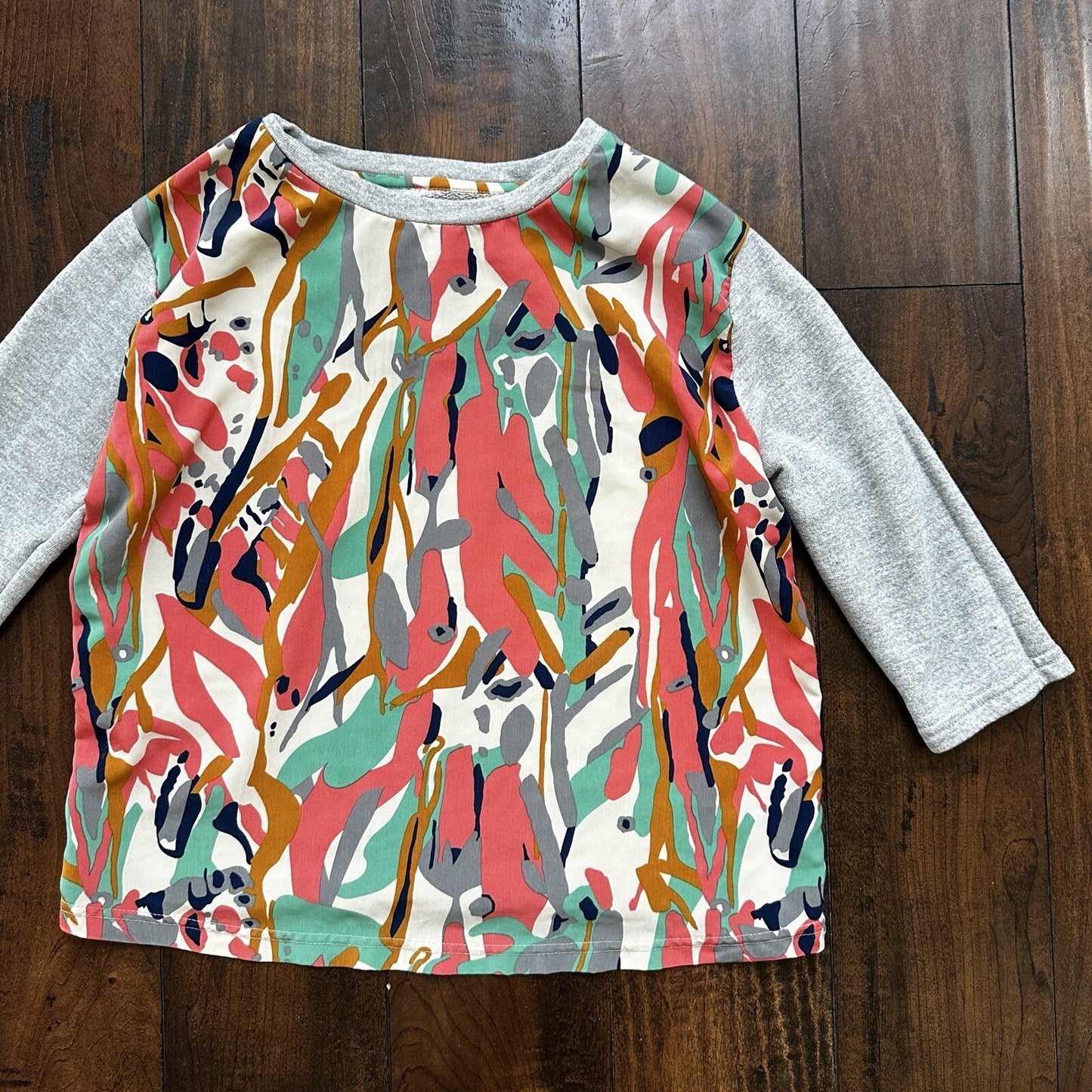 TBDE Top Womens Small S Grey Art Floral Abstract Short Sleeve Sweater Shirt