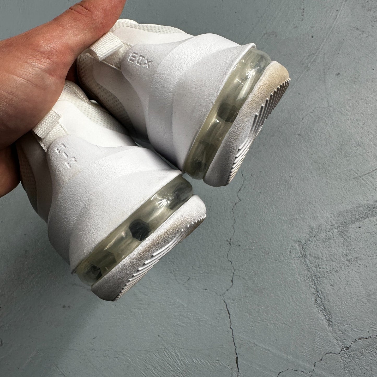 Nike Air Max Axis White Sneakers Women's Size 9 Running AA2168-100