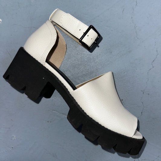 BC Born in California Size 9 Off White Vegan Leather Chunky Lug Sole Sandals