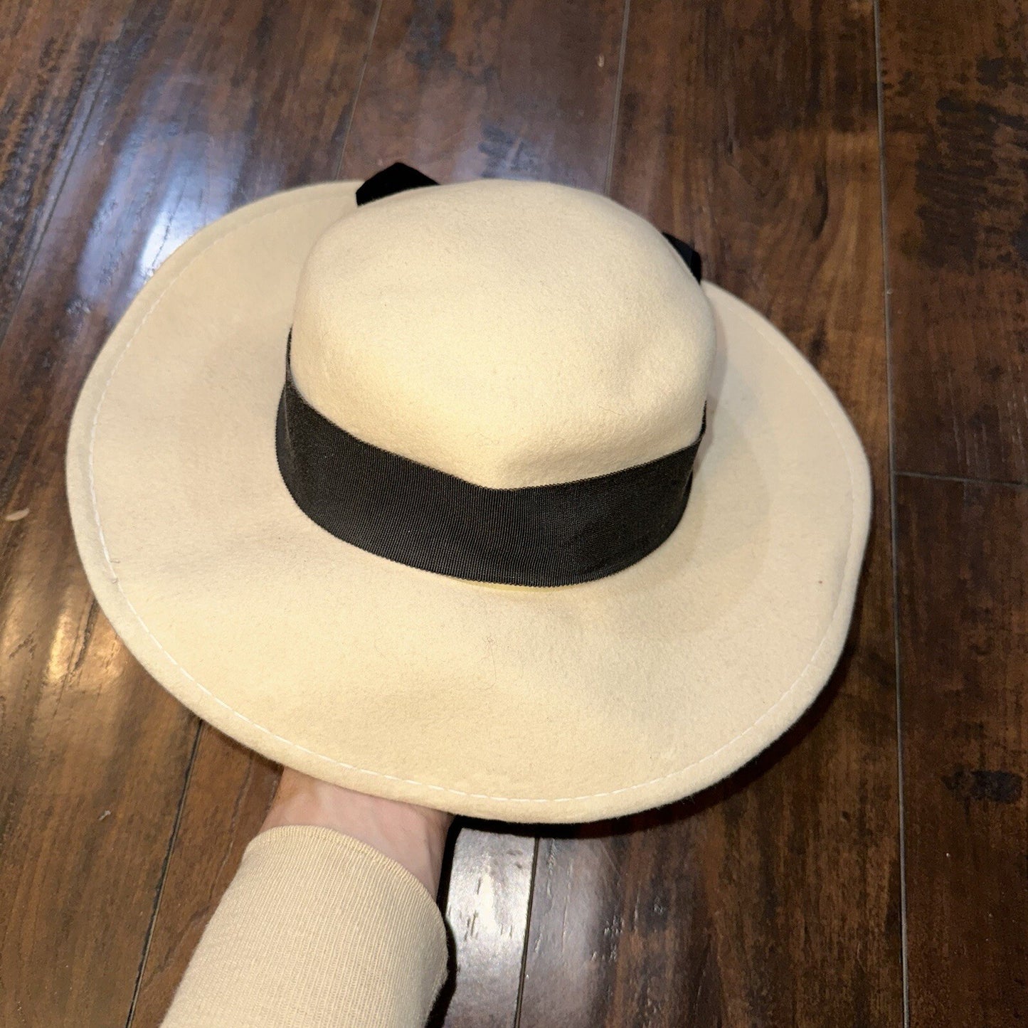 Vintage IHC 100% wool hat made in the US. White Tan 1960s 70s 60s Rare Womens