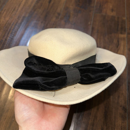 Vintage IHC 100% wool hat made in the US. White Tan 1960s 70s 60s Rare Womens