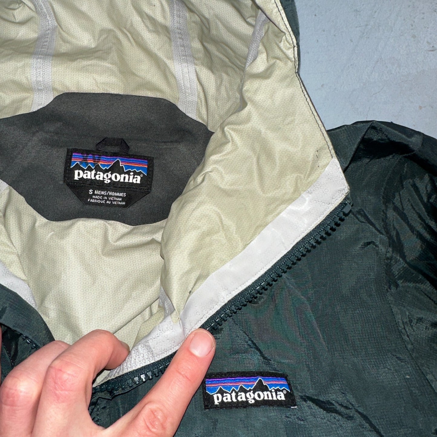Patagonia Torrentshell Jacket Mens S Green H2No Hooded Hiking Outdoor Shell
