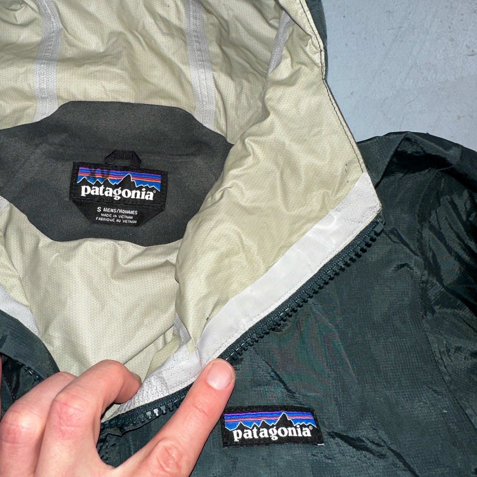 Patagonia Torrentshell Jacket Mens S Green H2No Hooded Hiking Outdoor Shell