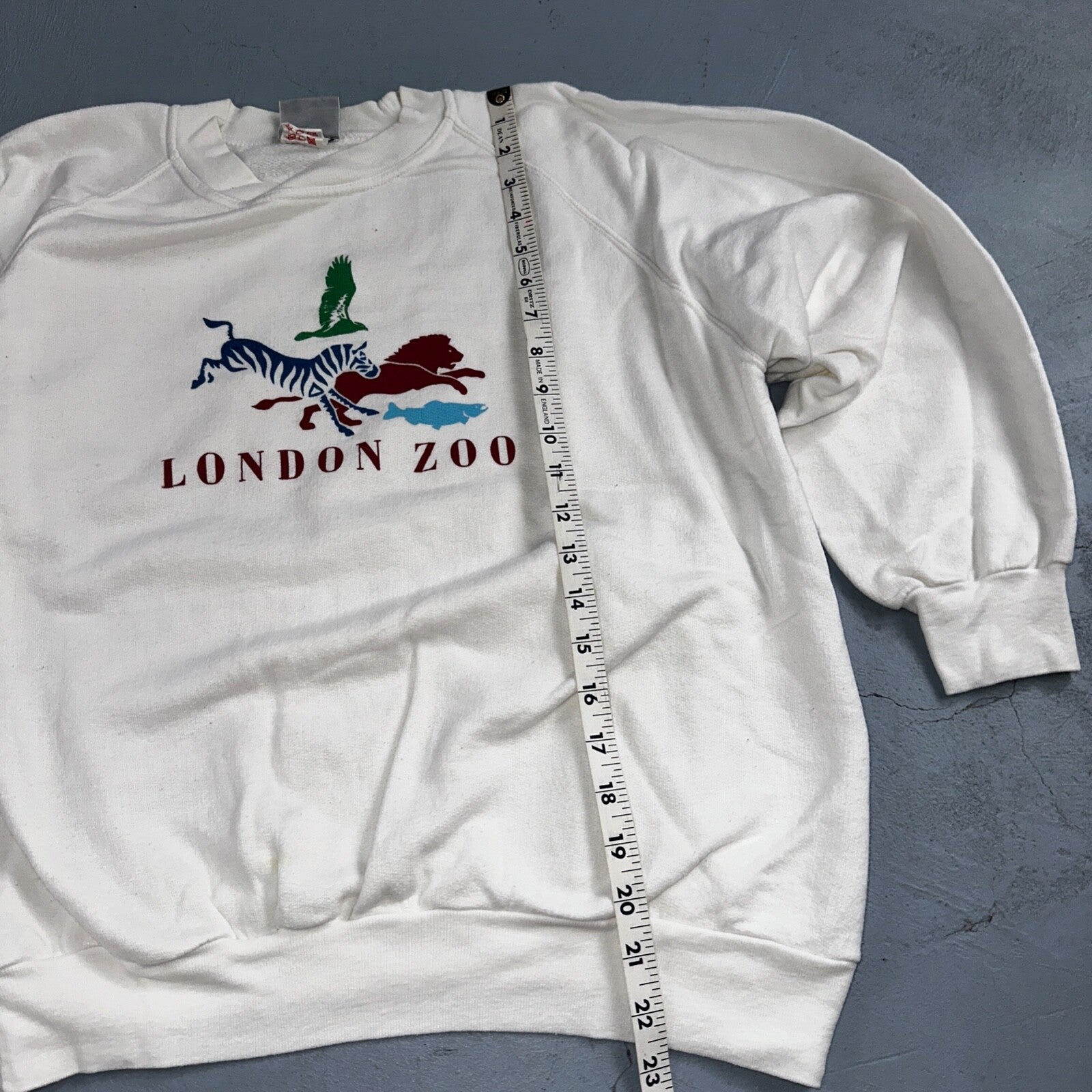 London Zoo UK Sweatshirt 90s VTG Crewneck White Animals Love Raglan Cut Zebra