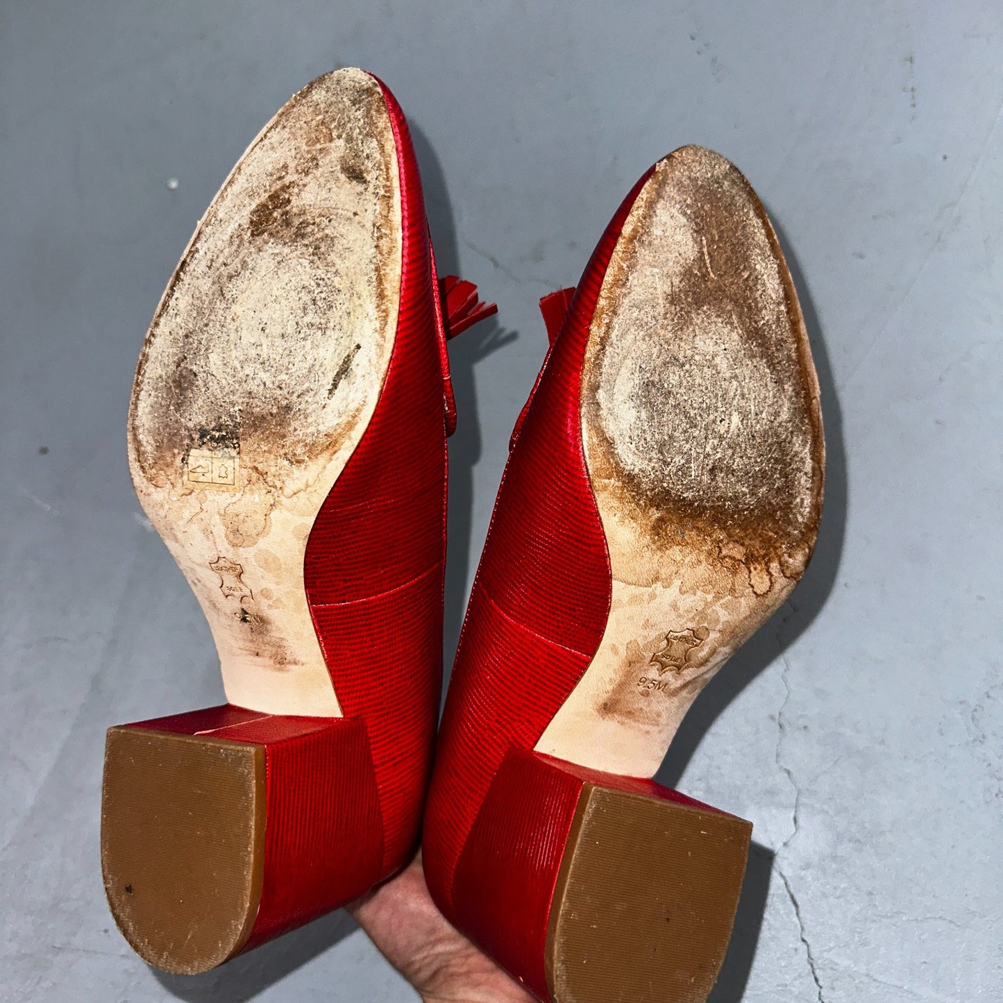 Tory Burch Kira Embossed Leather Red Tasseled Pumps Women Sz 9 Gold Charm