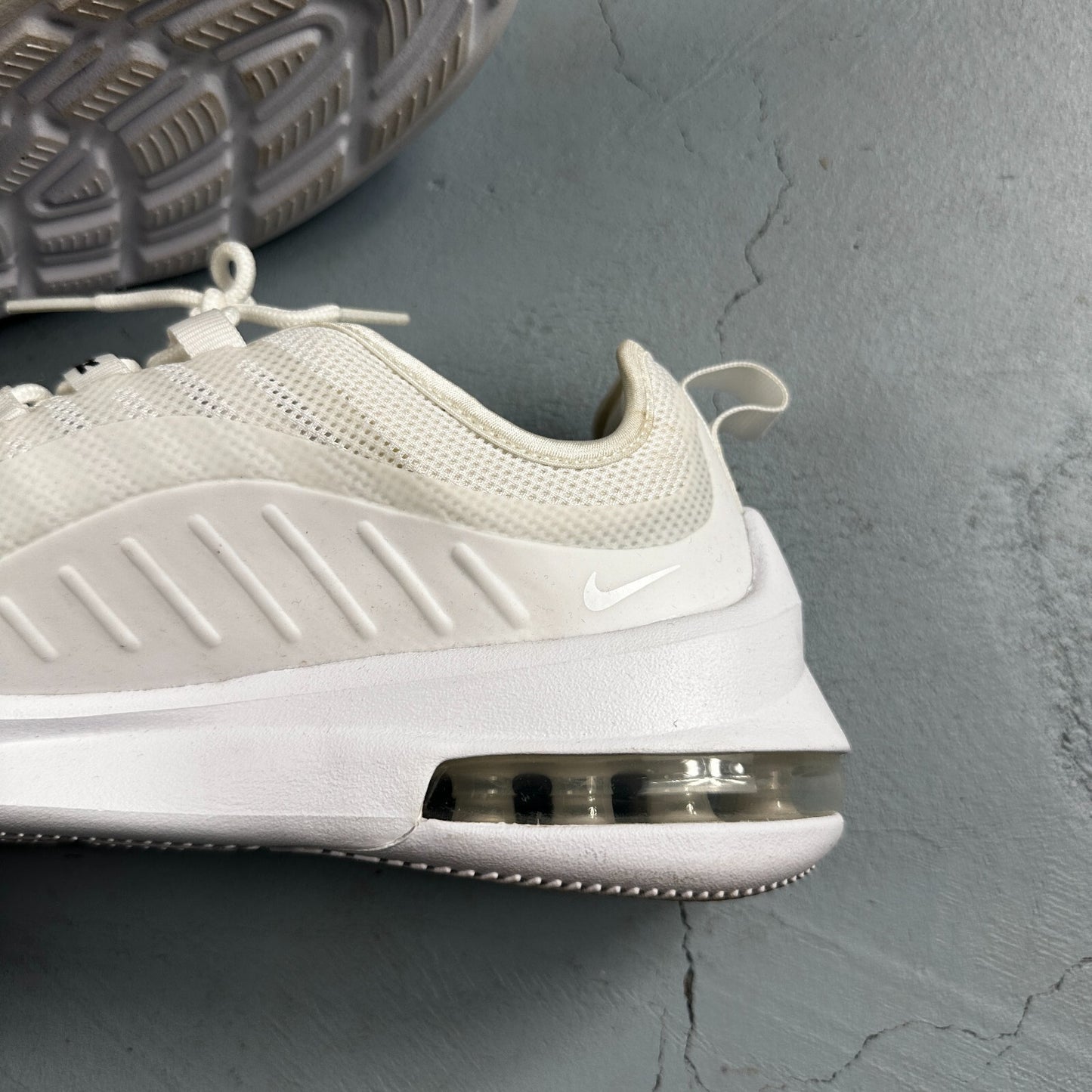 Nike Air Max Axis White Sneakers Women's Size 9 Running AA2168-100