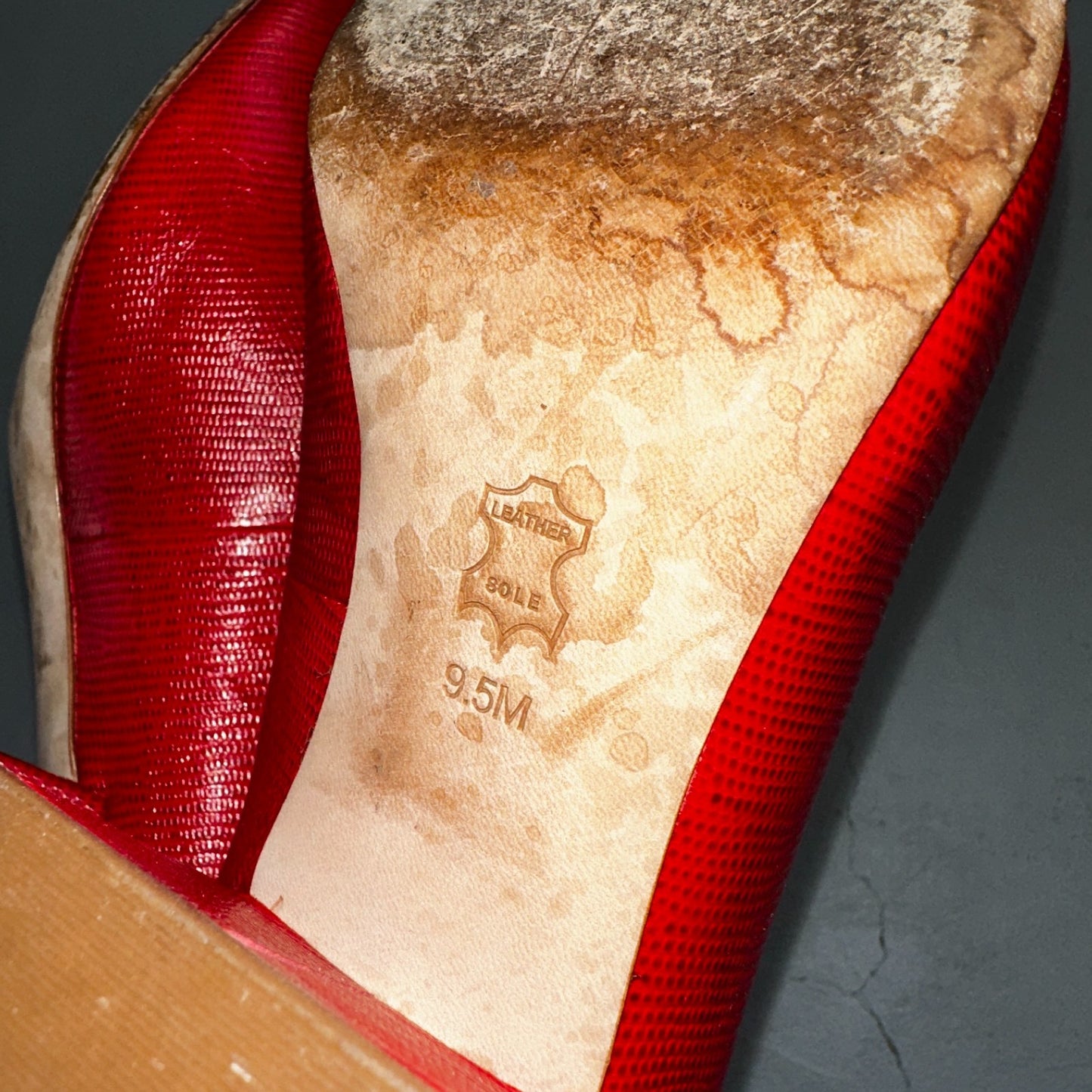 Tory Burch Kira Embossed Leather Red Tasseled Pumps Women Sz 9 Gold Charm