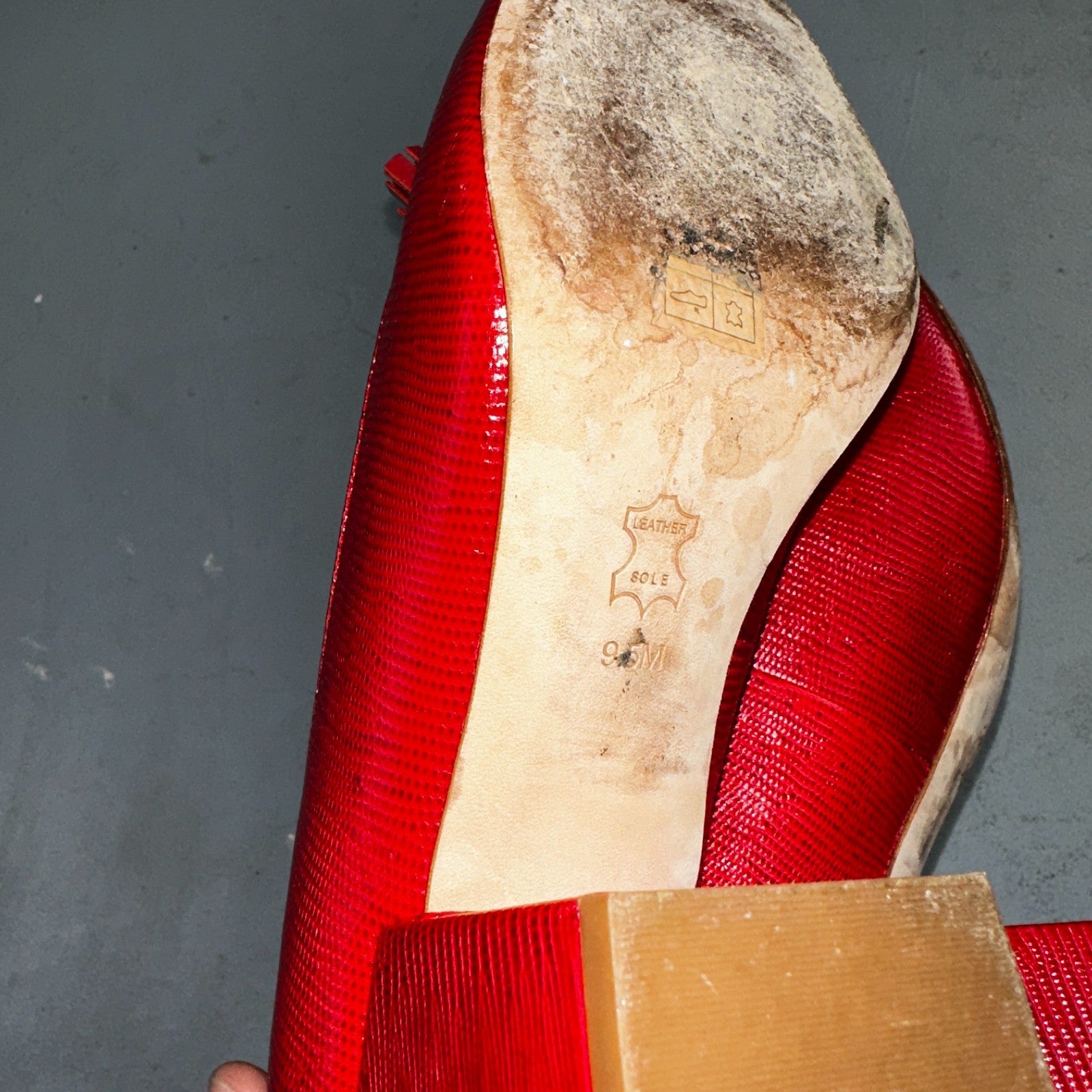 Tory Burch Kira Embossed Leather Red Tasseled Pumps Women Sz 9 Gold Charm