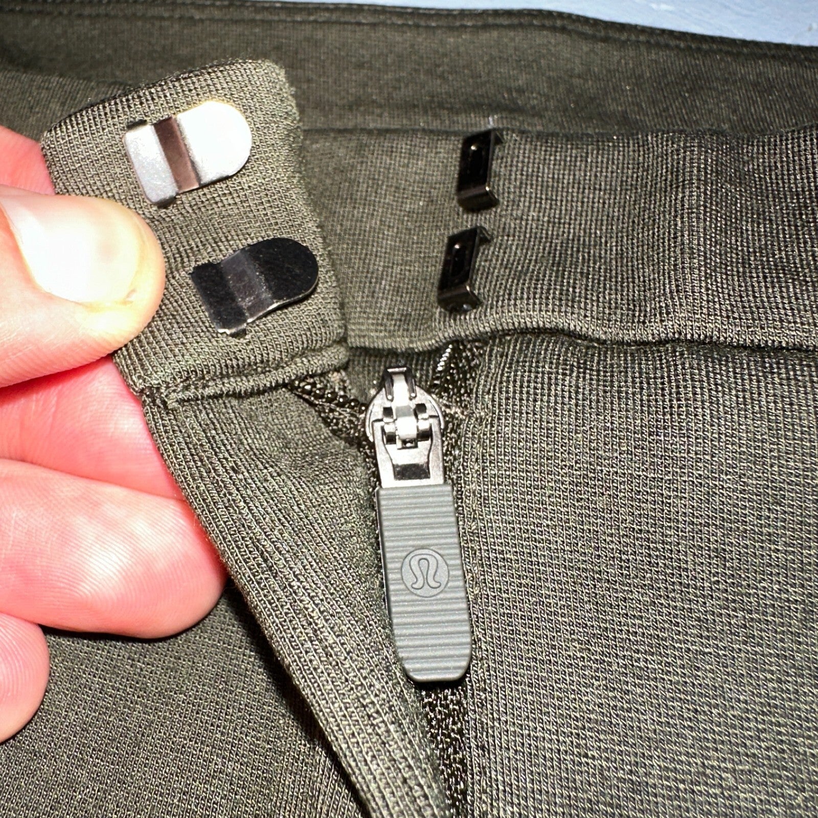 Lululemon On The Move Pant Lightweight in Green Olive Sage Womens Size 10