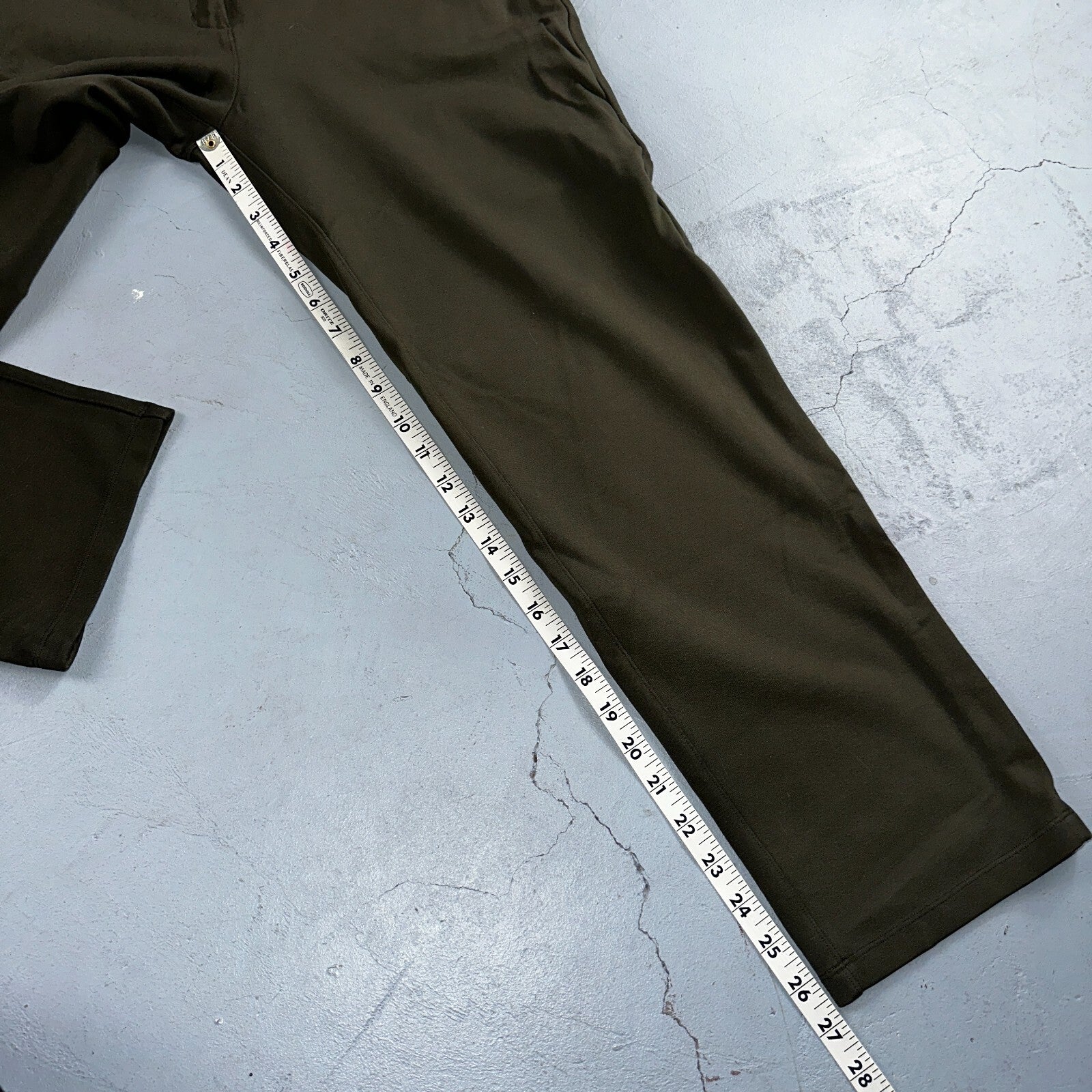 Lululemon On The Move Pant Lightweight in Green Olive Sage Womens Size 10