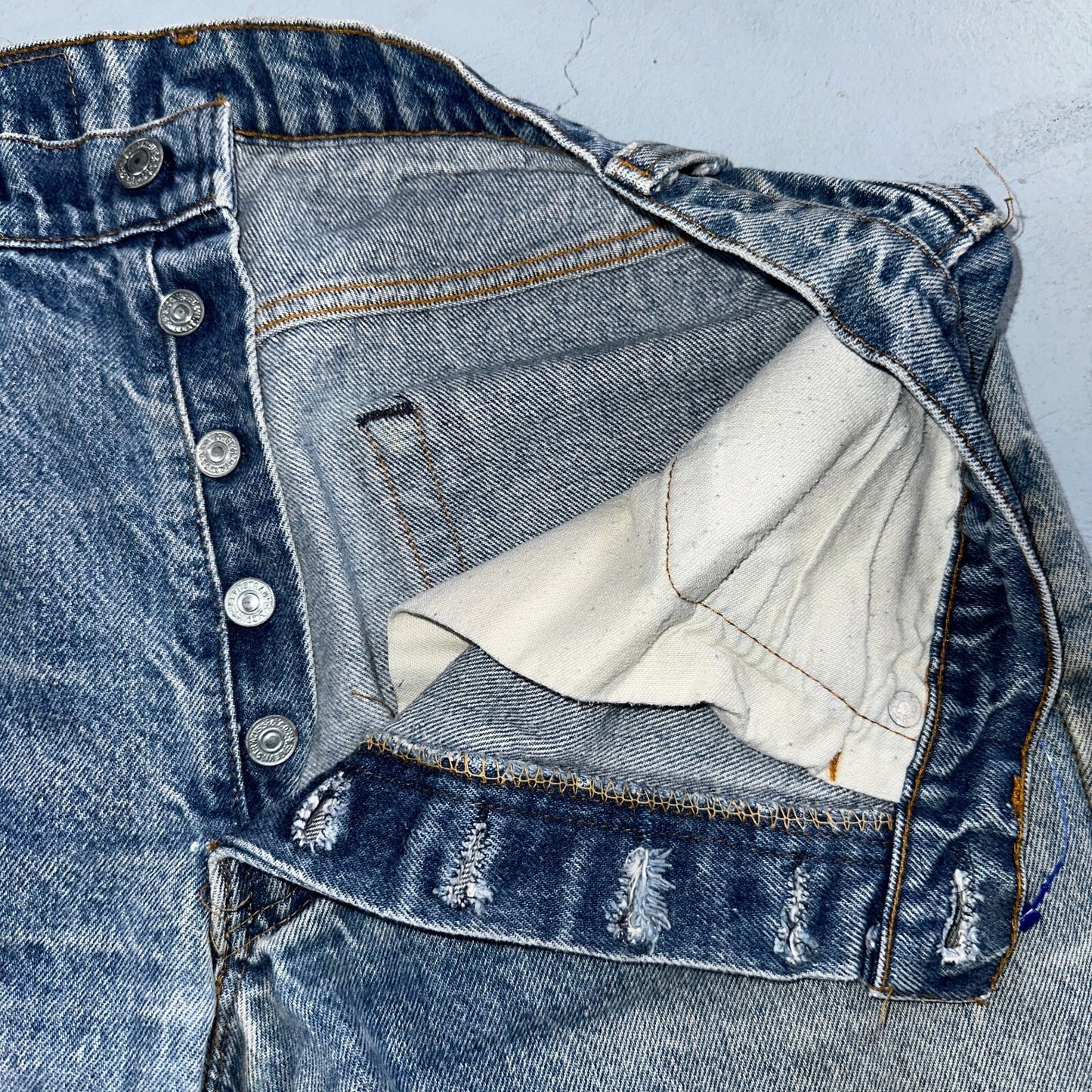 Levis 501 Vintage 80s USA XX Straight Leg Jeans Blue Light Wash Act 32x24 Capri