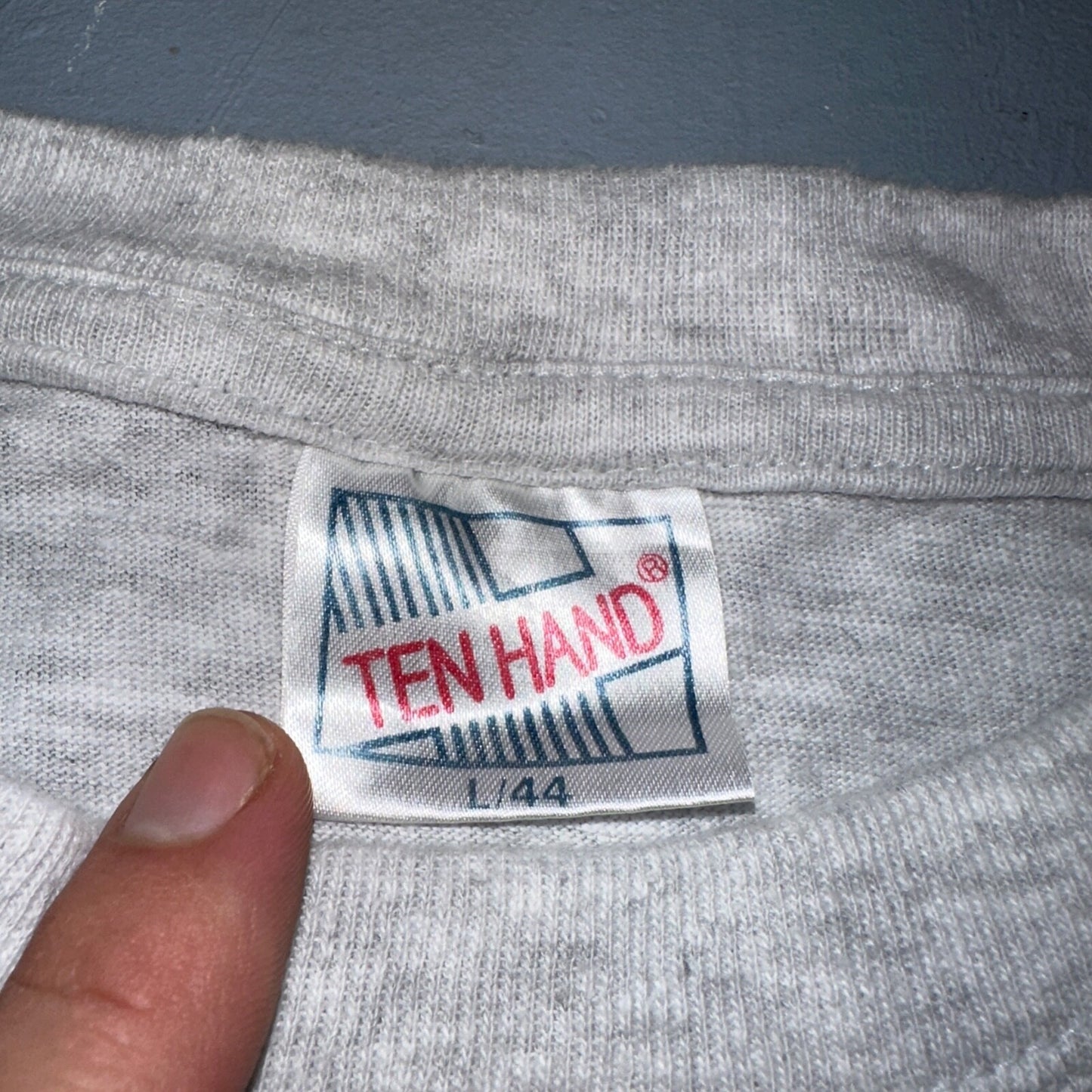 Columbia Artagen VTG T Shirt Travel Y2K Art Deco Grey City Photograph