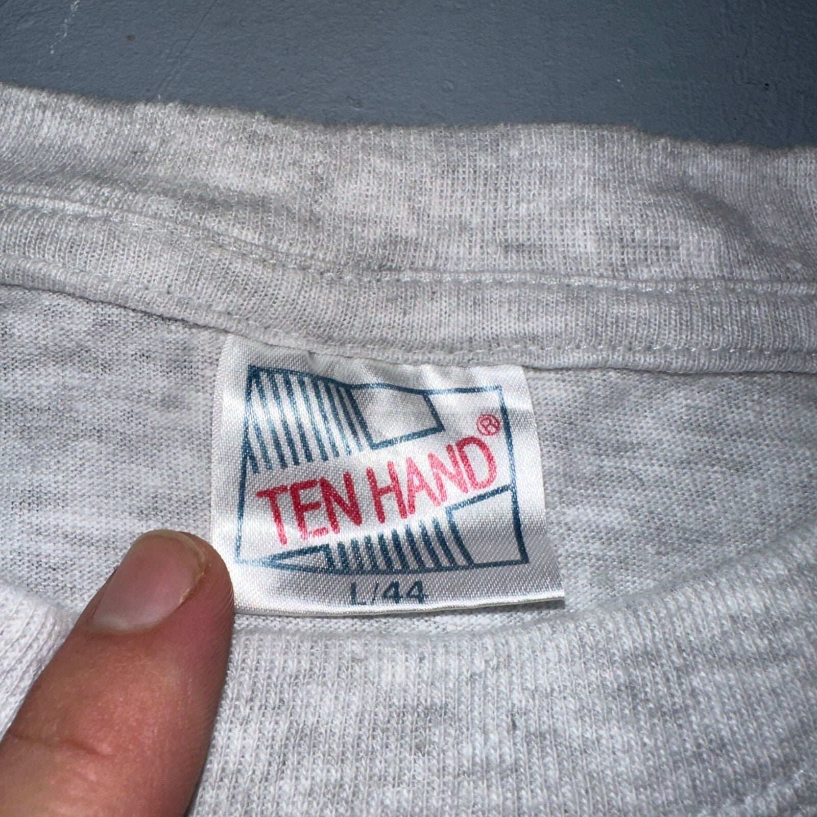 Columbia Artagen VTG T Shirt Travel Y2K Art Deco Grey City Photograph