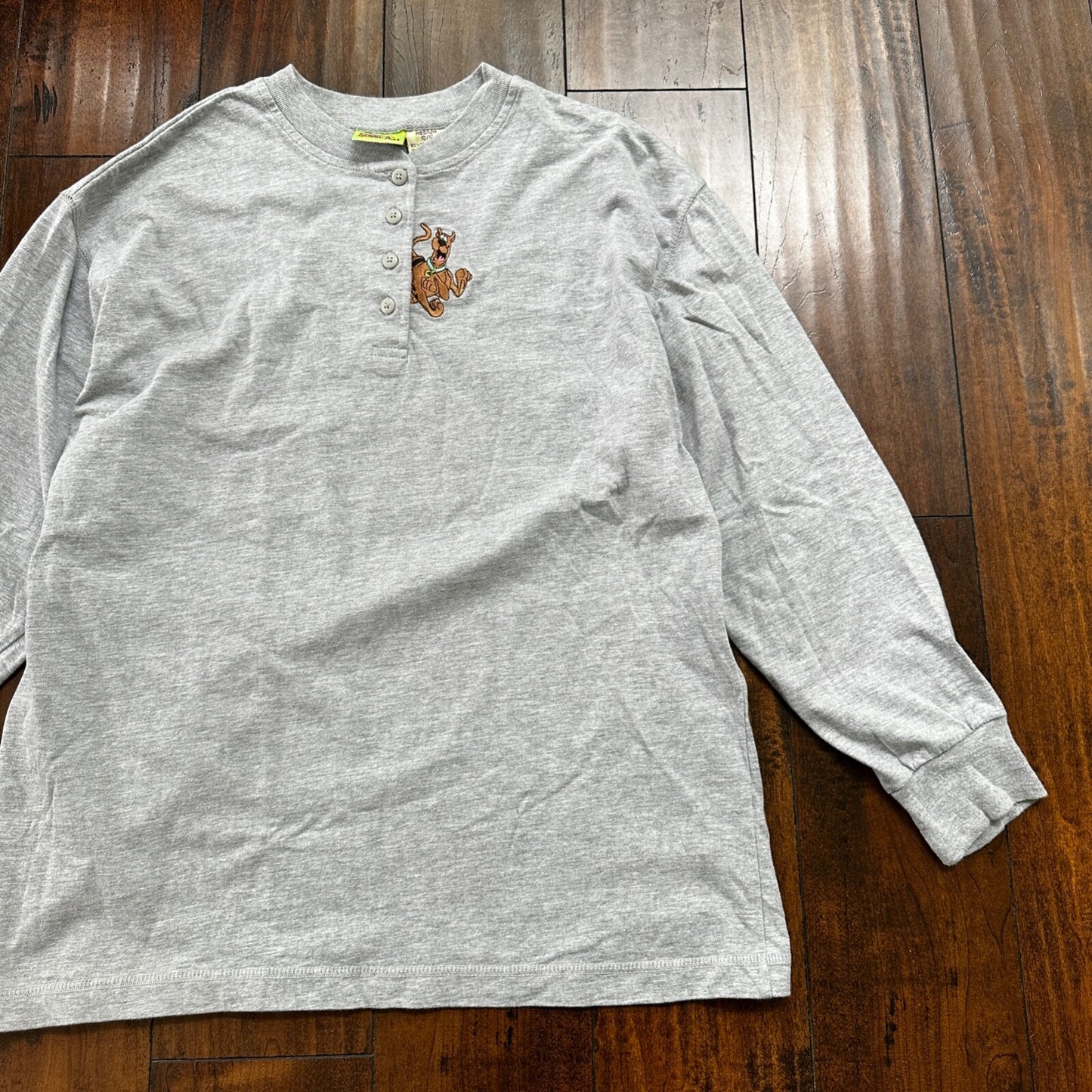 VTG Scooby Doo Cartoon Network Gray Henley Embroidered Shirt Top 90s 2001 Y2K