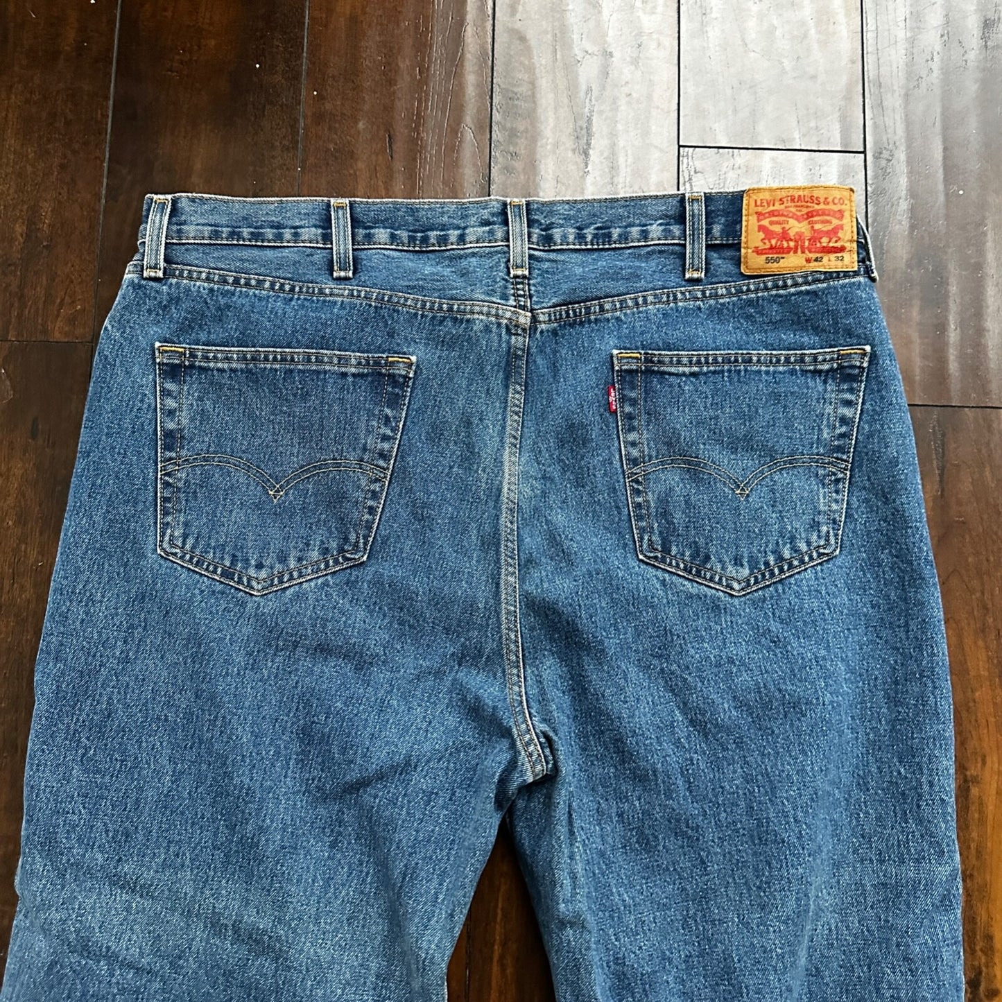 Levis 550 Denim Jeans Relaxed Fit Tapered Leg 42x32 Act 42x31 Med Wash
