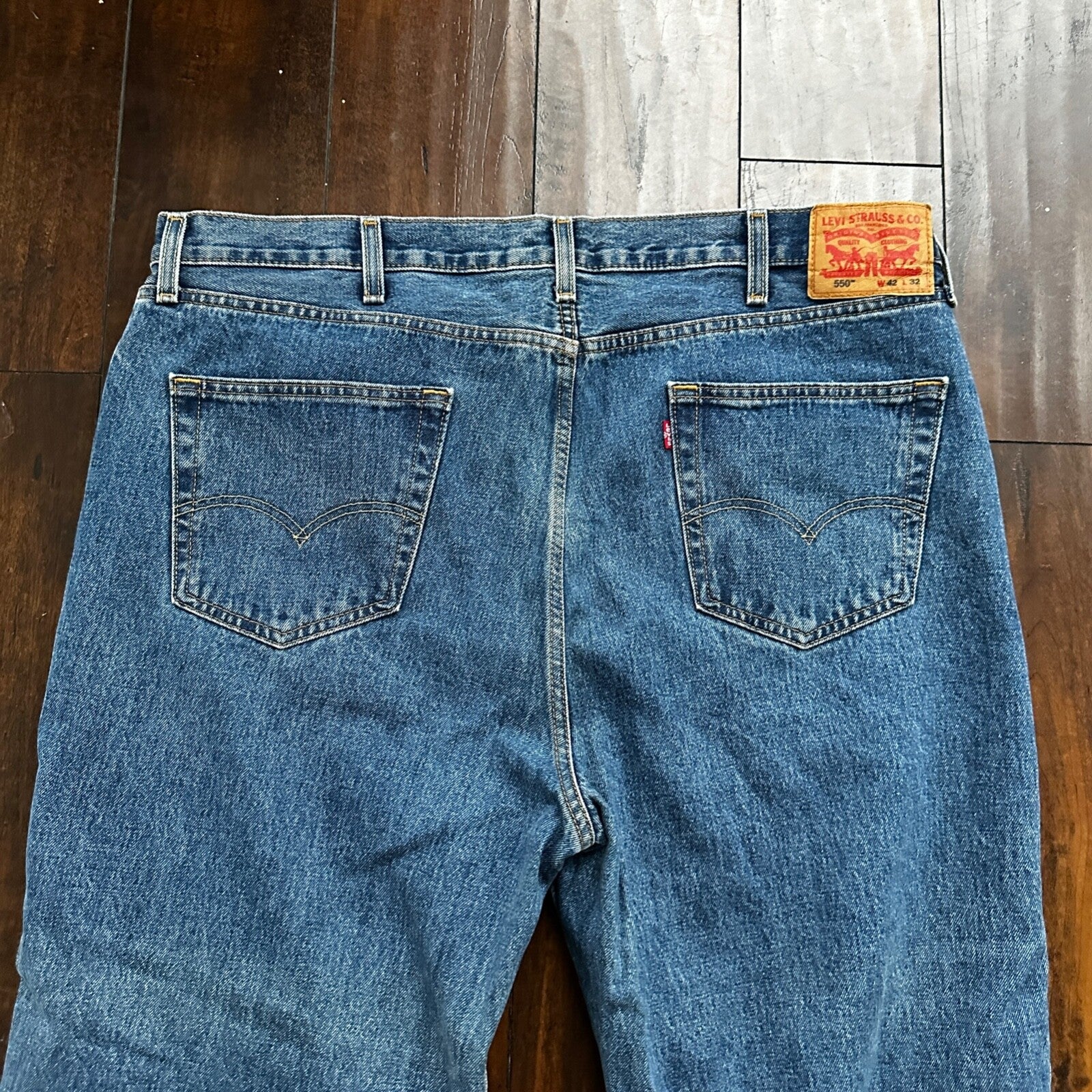 Levis 550 Denim Jeans Relaxed Fit Tapered Leg 42x32 Act 42x31 Med Wash