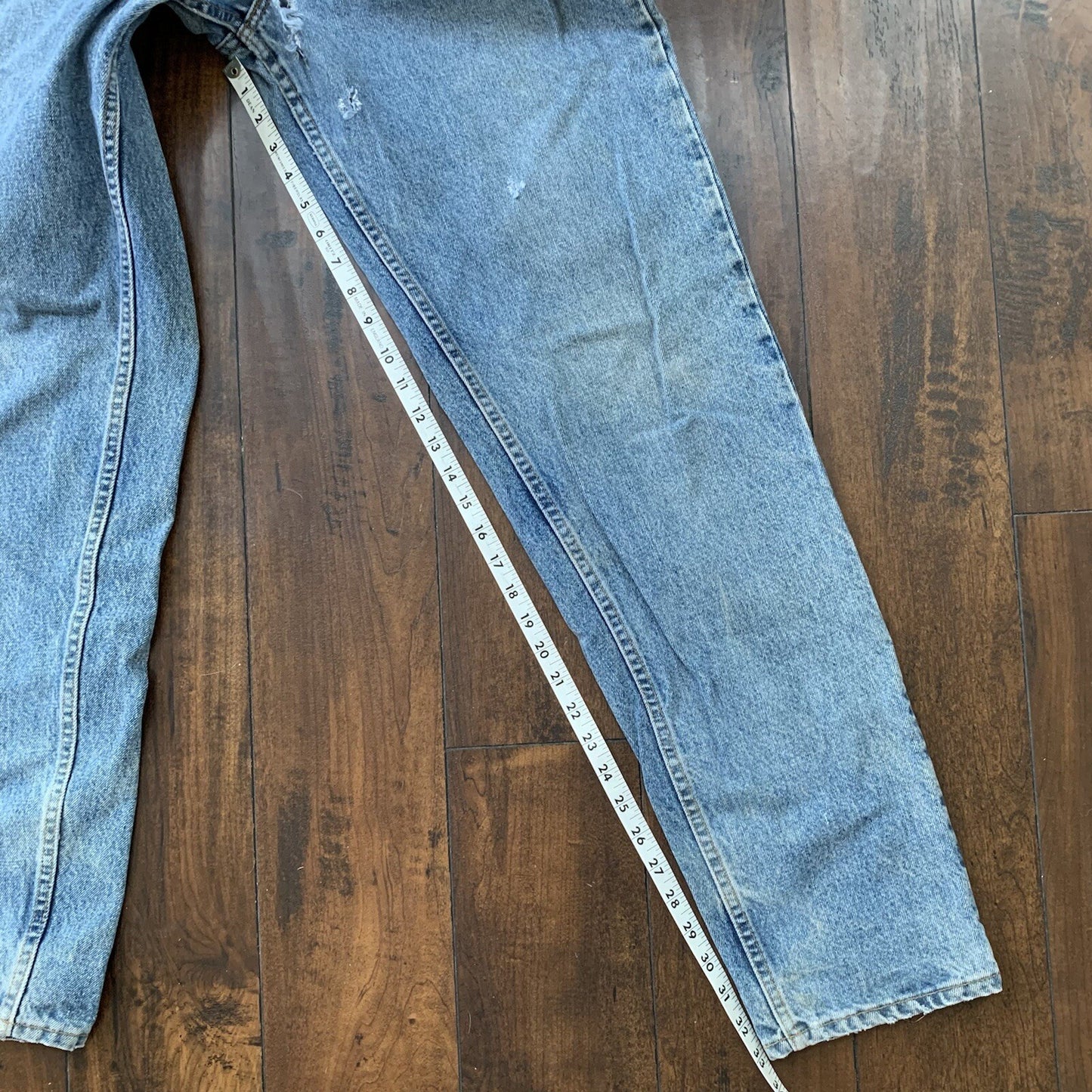 Vintage Levis 550 33x34 Denim Jeans Relaxed Fit USA Light Wash Blue Dad