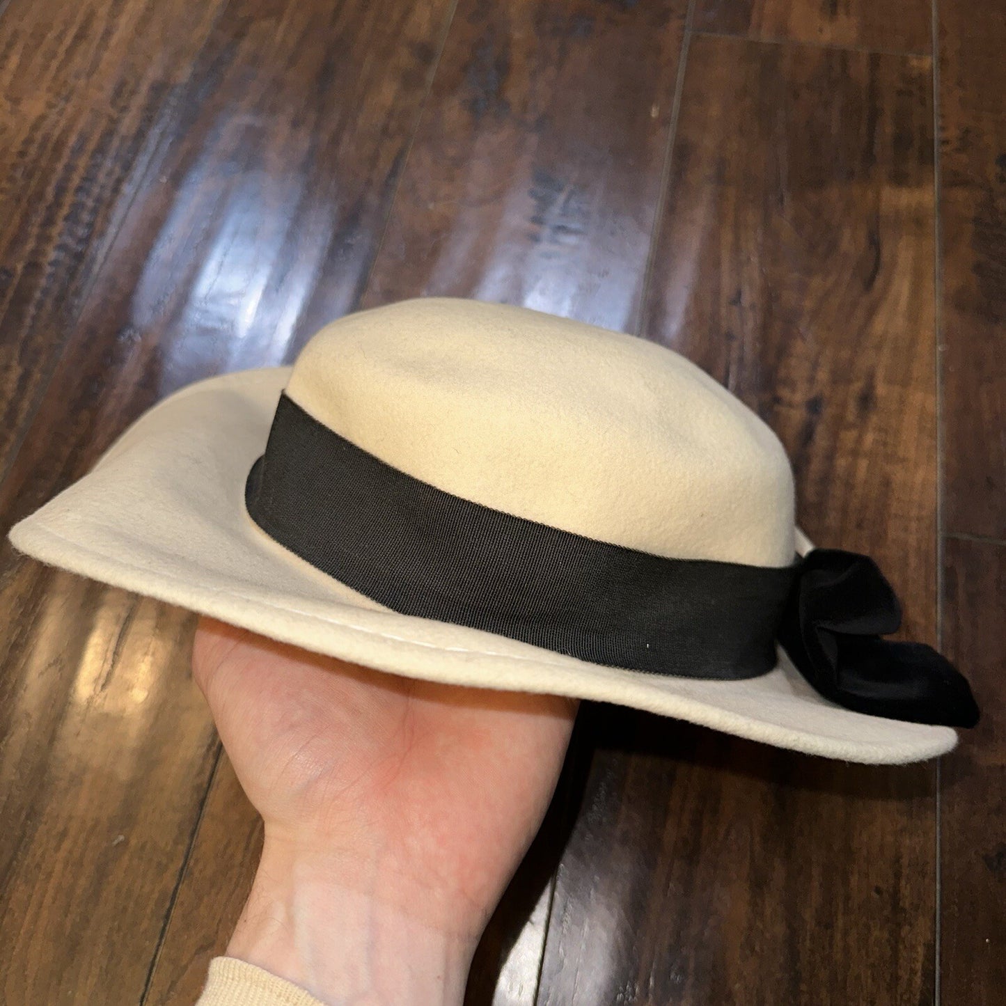 Vintage IHC 100% wool hat made in the US. White Tan 1960s 70s 60s Rare Womens