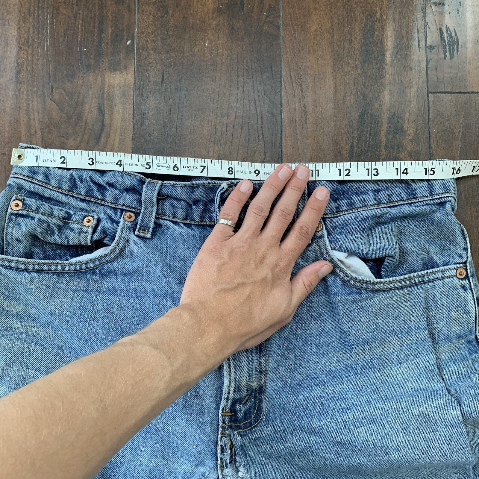 Vintage Levis 550 33x34 Denim Jeans Relaxed Fit USA Light Wash Blue Dad