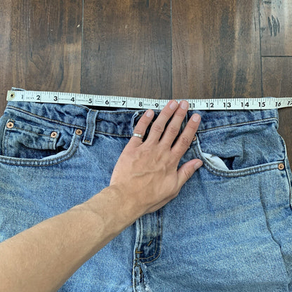 Vintage Levis 550 33x34 Denim Jeans Relaxed Fit USA Light Wash Blue Dad