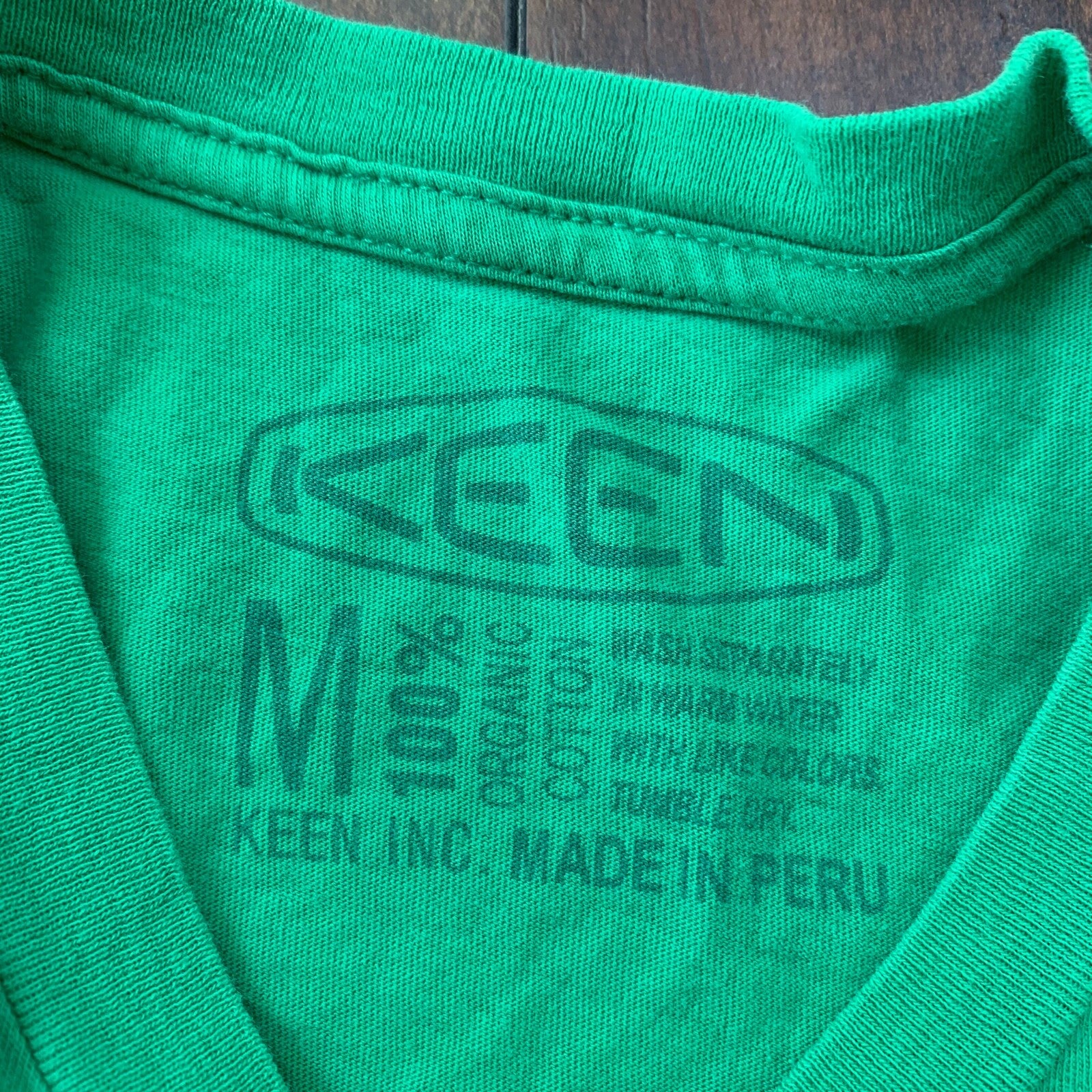 Keen Mountain Hiking Vintage Style T Shirt Green Sports Campfire Gym Recess Back