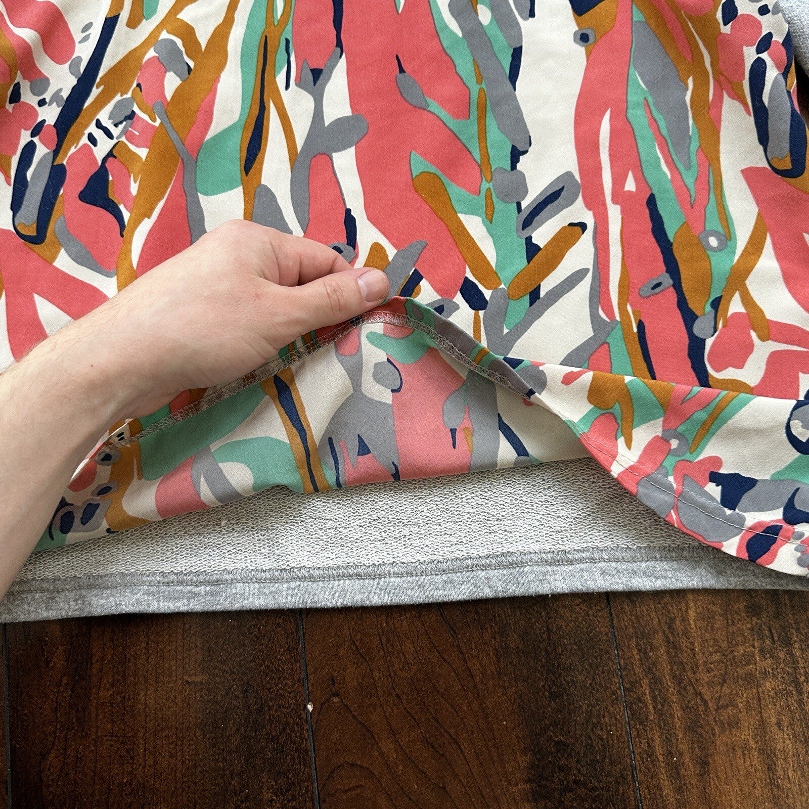 TBDE Top Womens Small S Grey Art Floral Abstract Short Sleeve Sweater Shirt