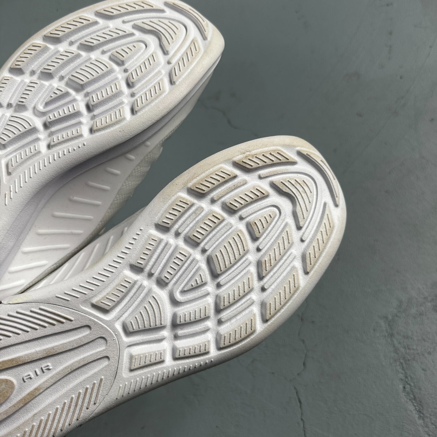 Nike Air Max Axis White Sneakers Women's Size 9 Running AA2168-100