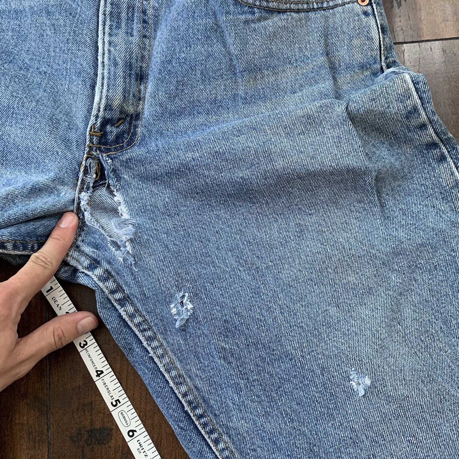 Vintage Levis 550 33x34 Denim Jeans Relaxed Fit USA Light Wash Blue Dad