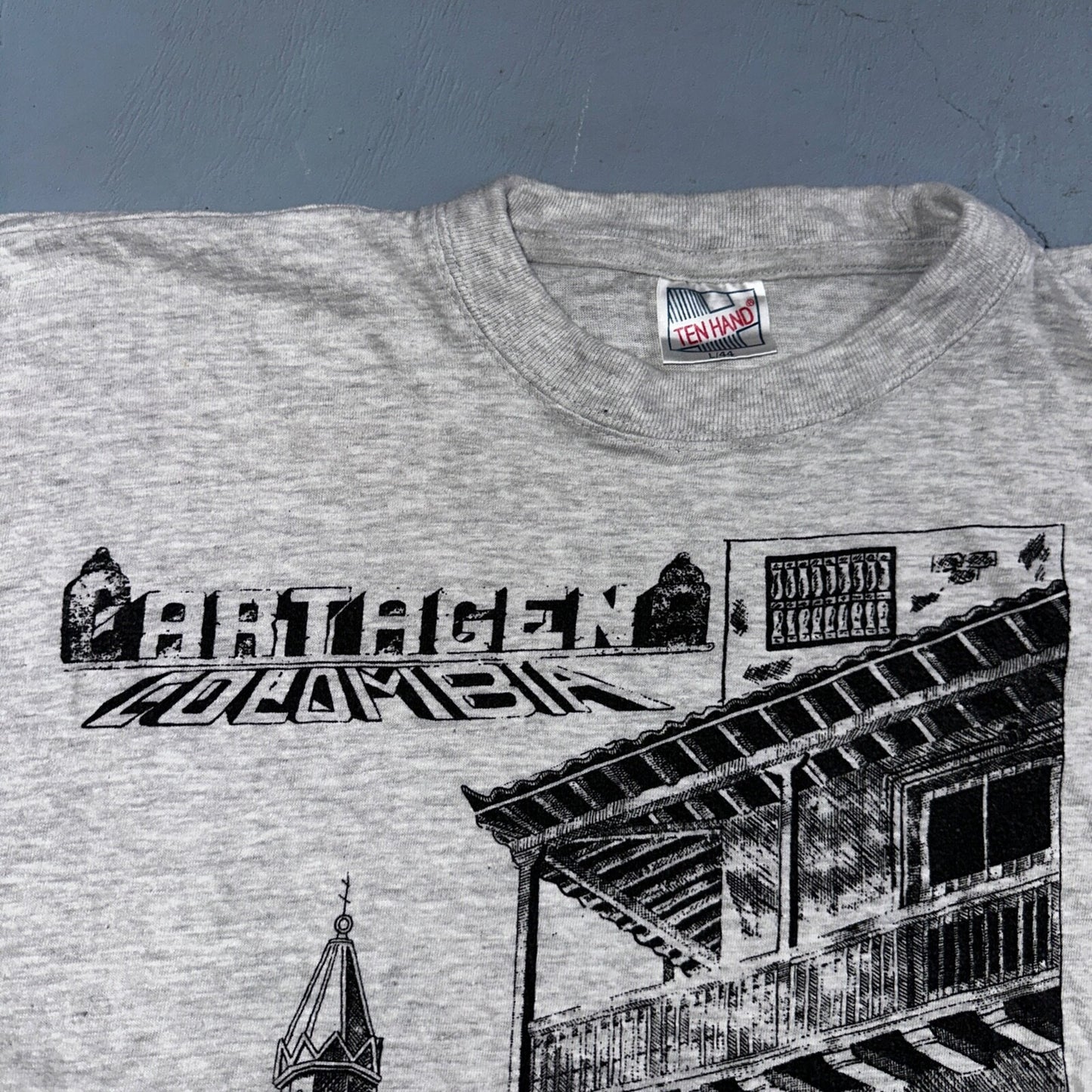 Columbia Artagen VTG T Shirt Travel Y2K Art Deco Grey City Photograph