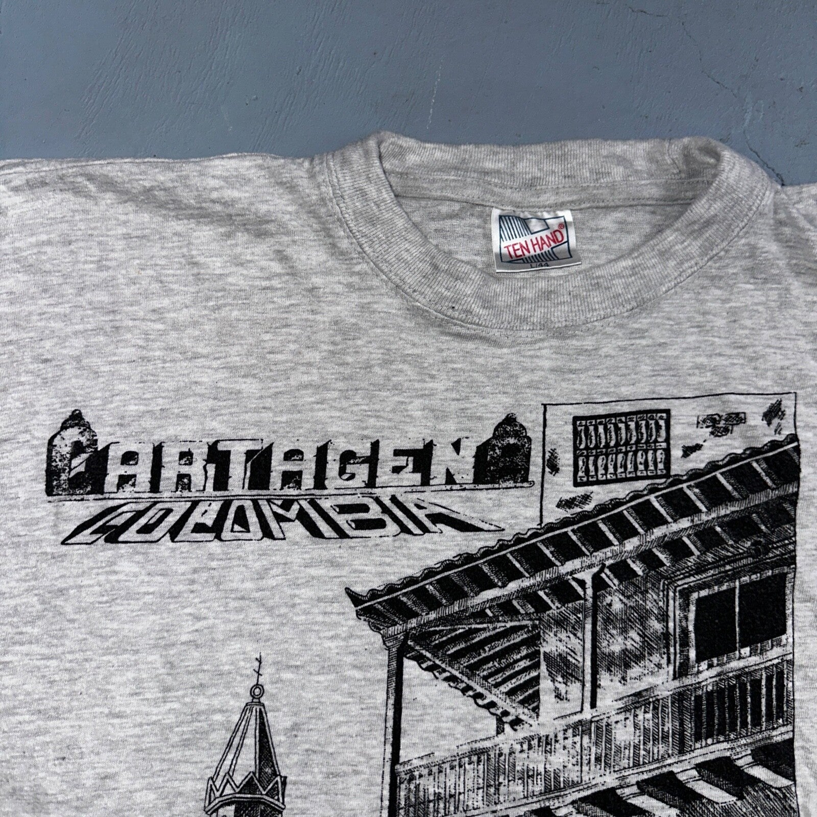Columbia Artagen VTG T Shirt Travel Y2K Art Deco Grey City Photograph