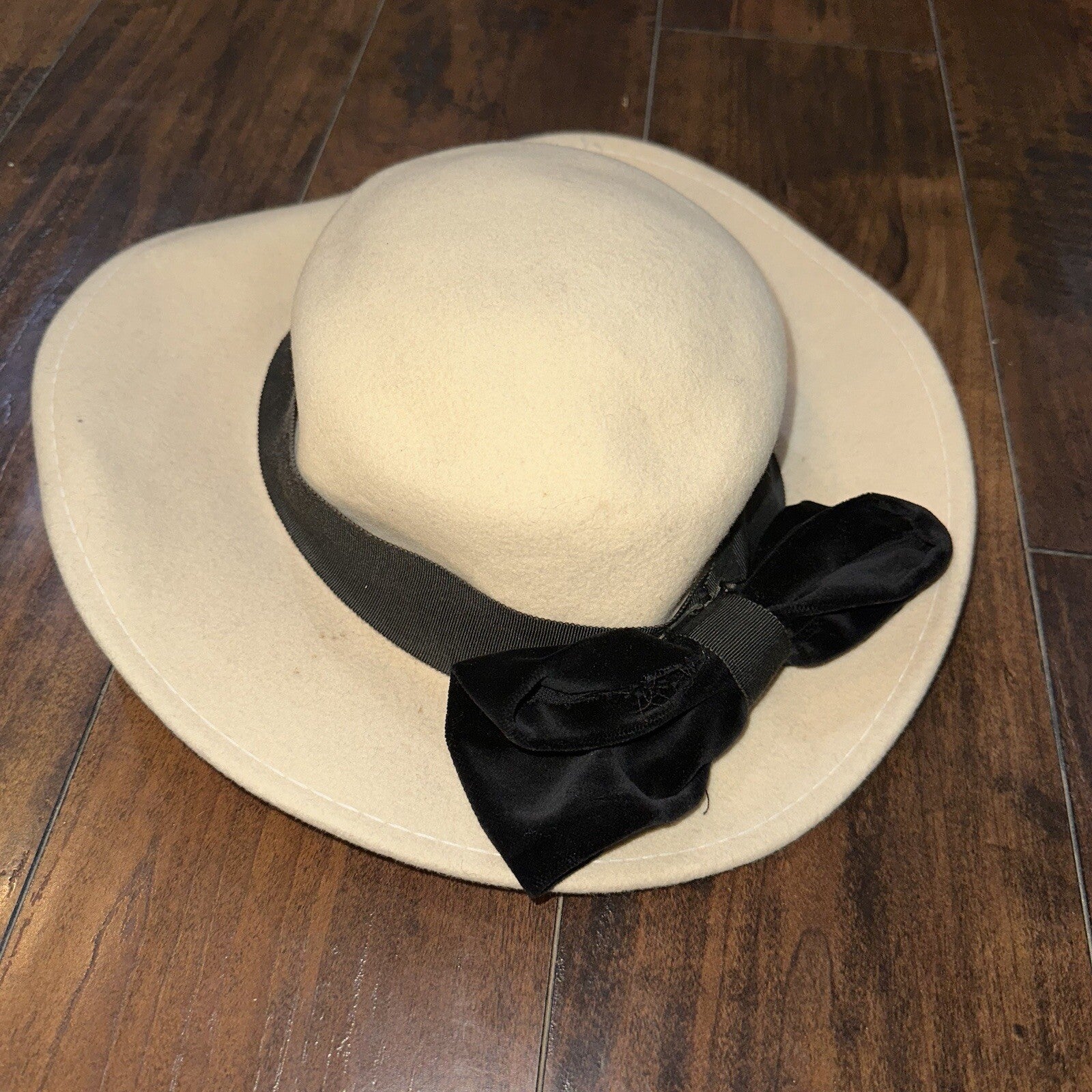 Vintage IHC 100% wool hat made in the US. White Tan 1960s 70s 60s Rare Womens