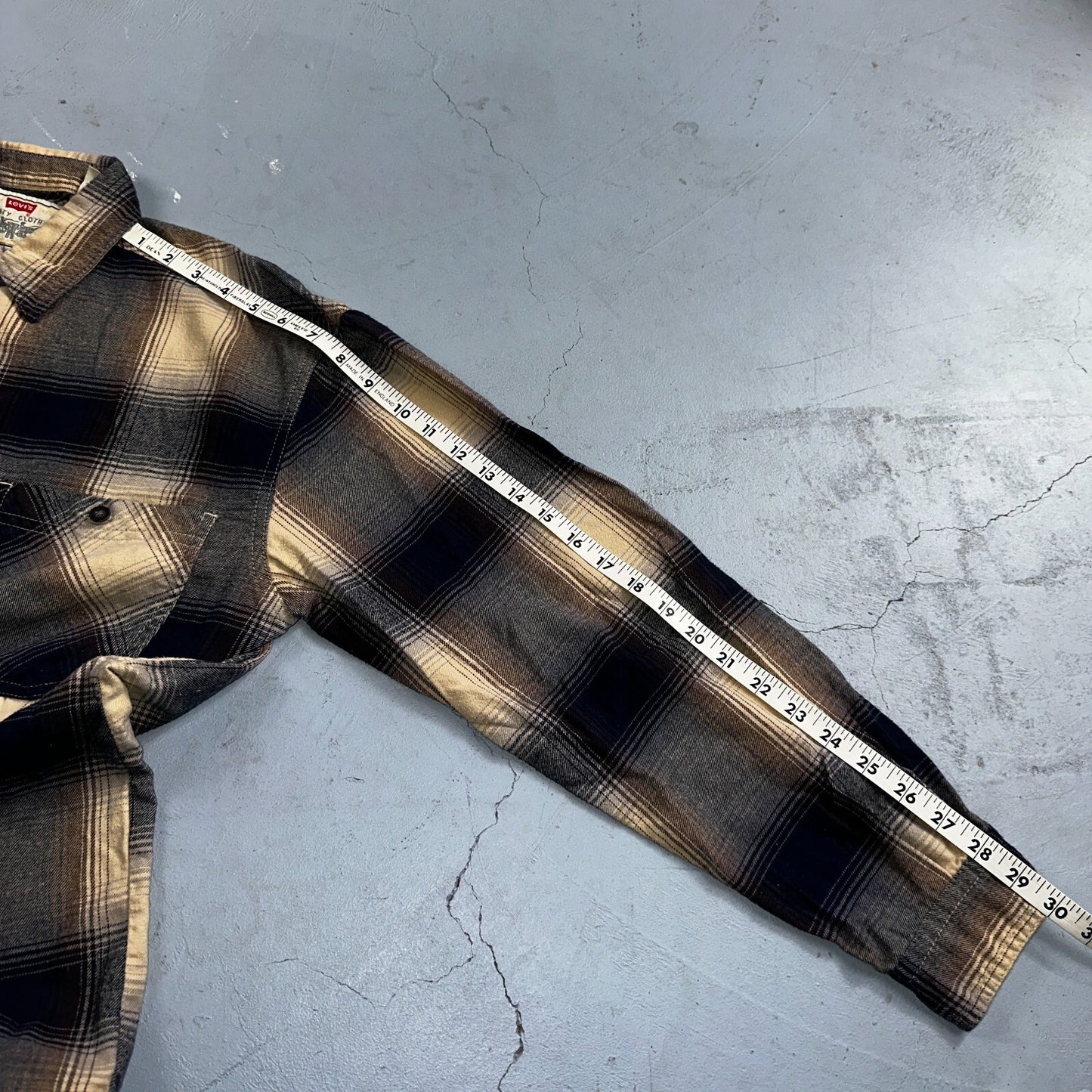 Levis Men's Plaid Flannel Shirt Size M Front Pockets Made in Russia Vintage Y2K