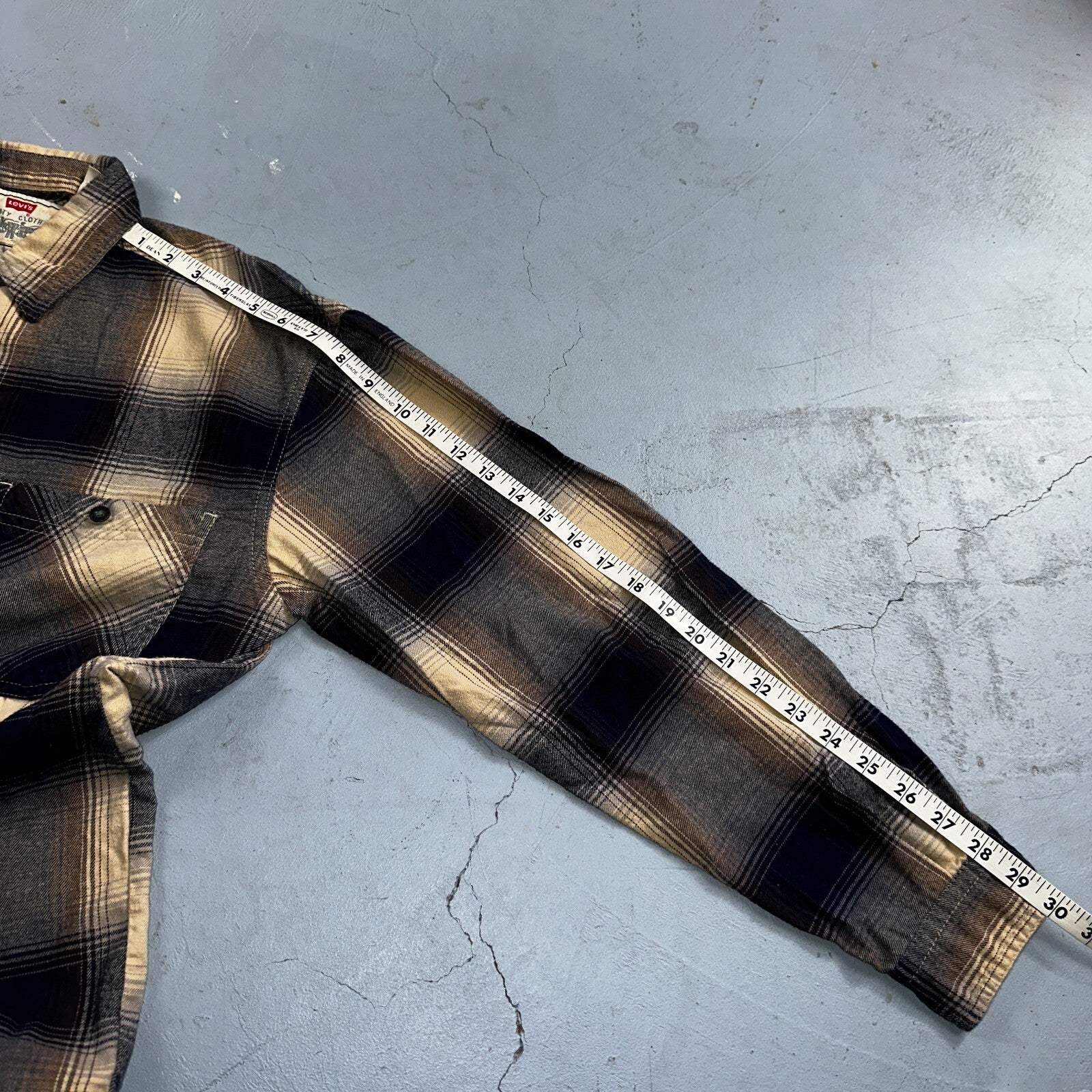 Levis Men's Plaid Flannel Shirt Size M Front Pockets Made in Russia Vintage Y2K