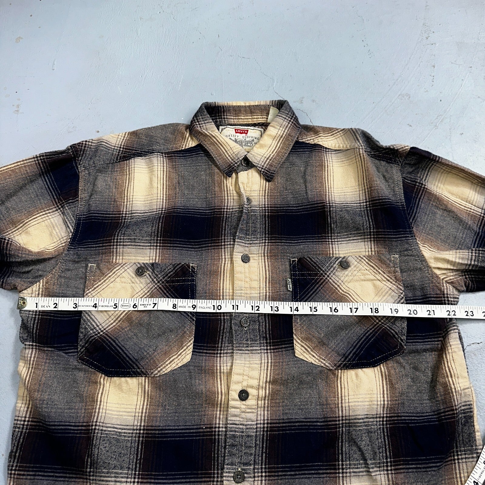 Levis Men's Plaid Flannel Shirt Size M Front Pockets Made in Russia Vintage Y2K