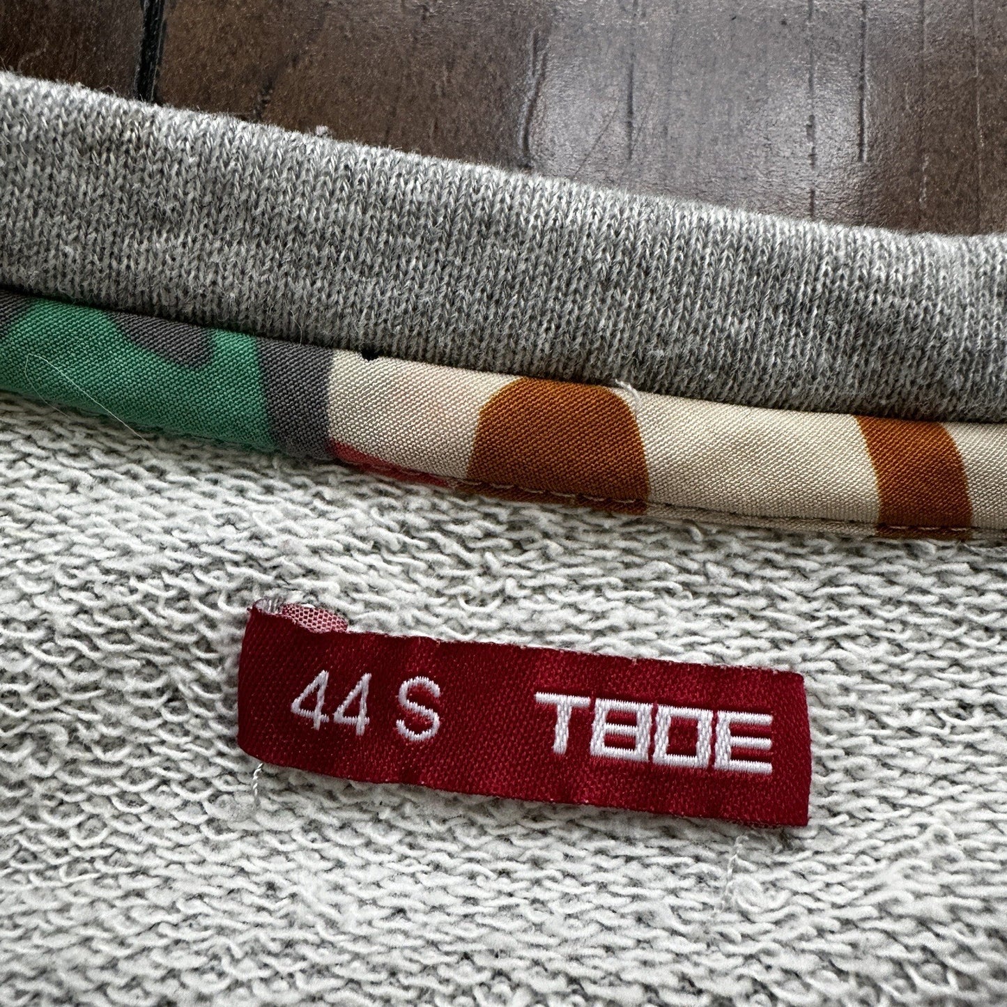 TBDE Top Womens Small S Grey Art Floral Abstract Short Sleeve Sweater Shirt