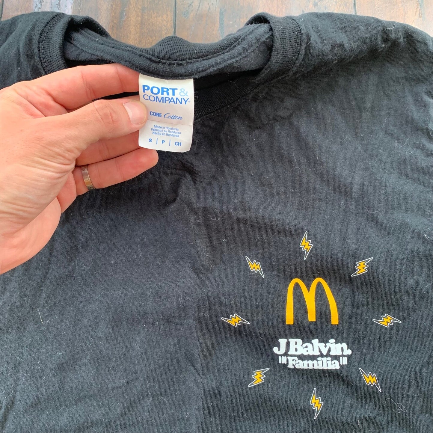 McDonalds Employee Y2K Vintage Style T Shirt Promo Food USA J Balvin Familia