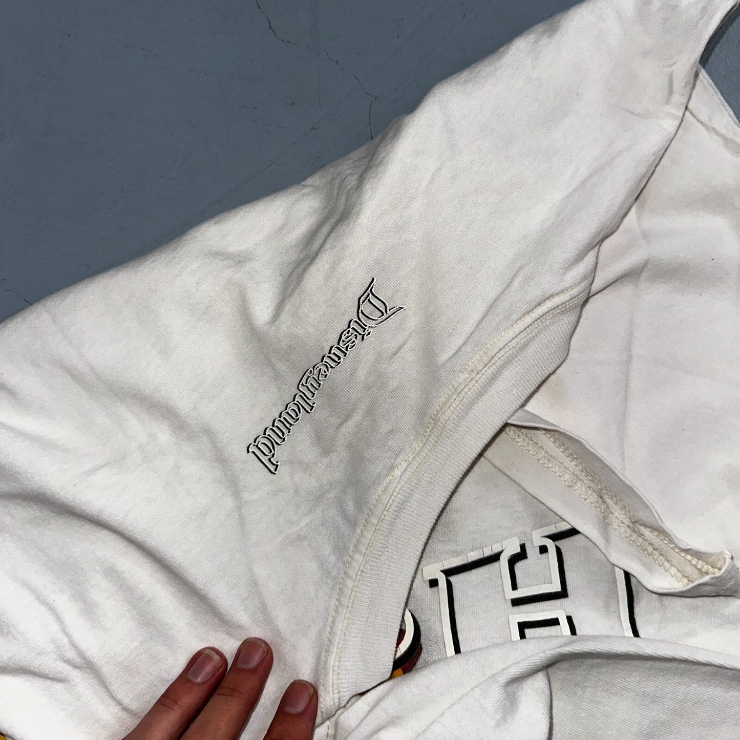 Winnie the Pooh Happy VTG T Shirt Disney Big Print Distressted Disneyland Bear