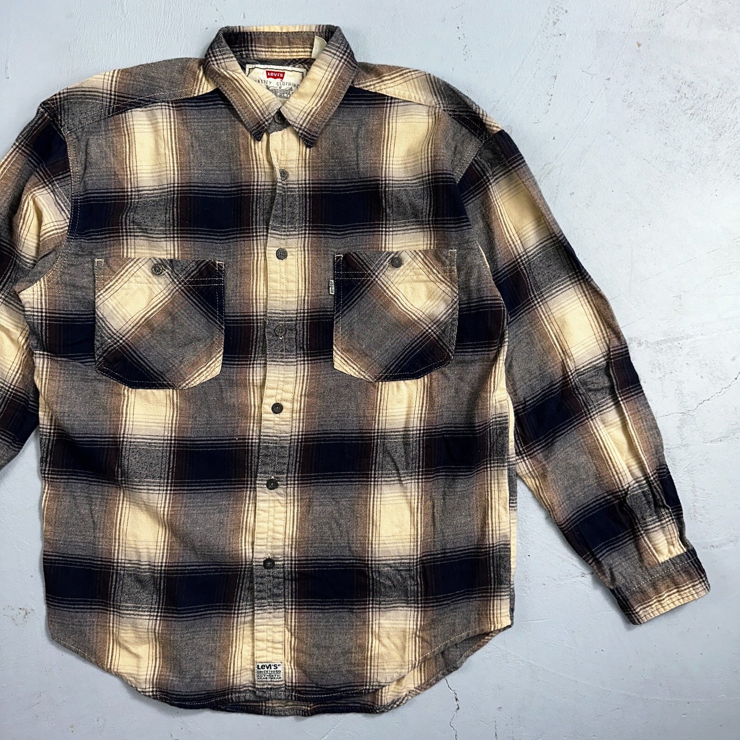 Levis Men's Plaid Flannel Shirt Size M Front Pockets Made in Russia Vintage Y2K