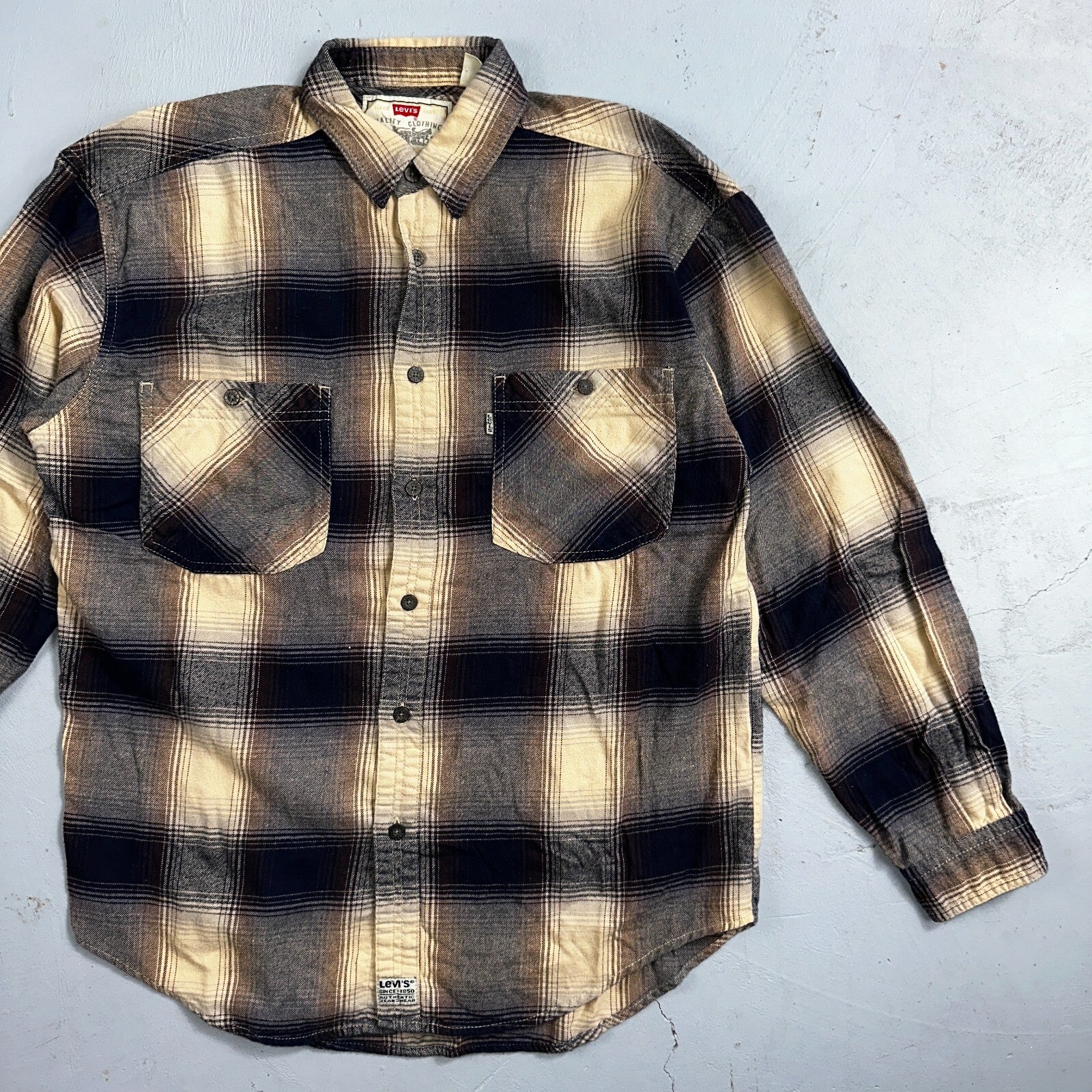 Levis Men's Plaid Flannel Shirt Size M Front Pockets Made in Russia Vintage Y2K