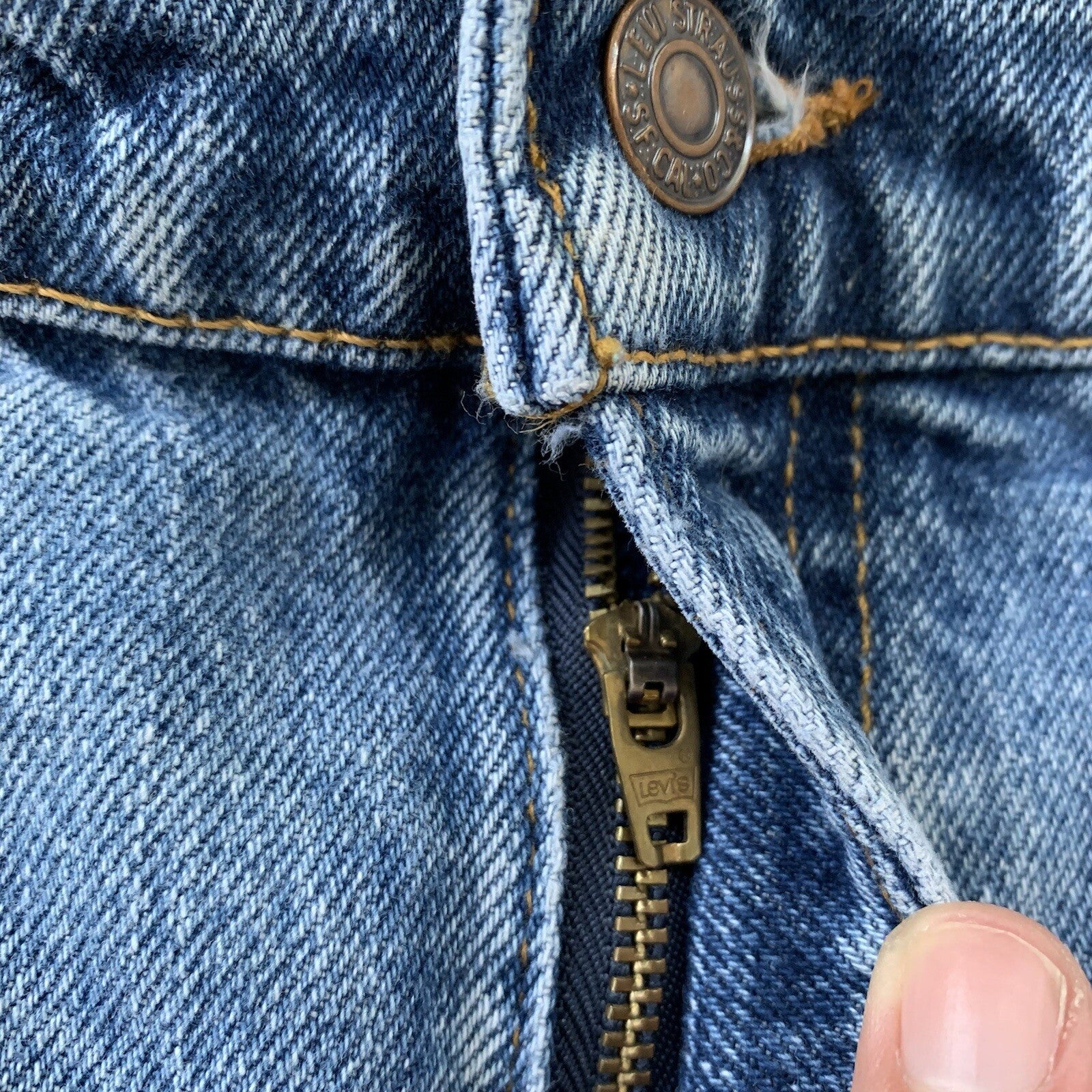 Vintage Levis 550 33x34 Denim Jeans Relaxed Fit USA Light Wash Blue Dad