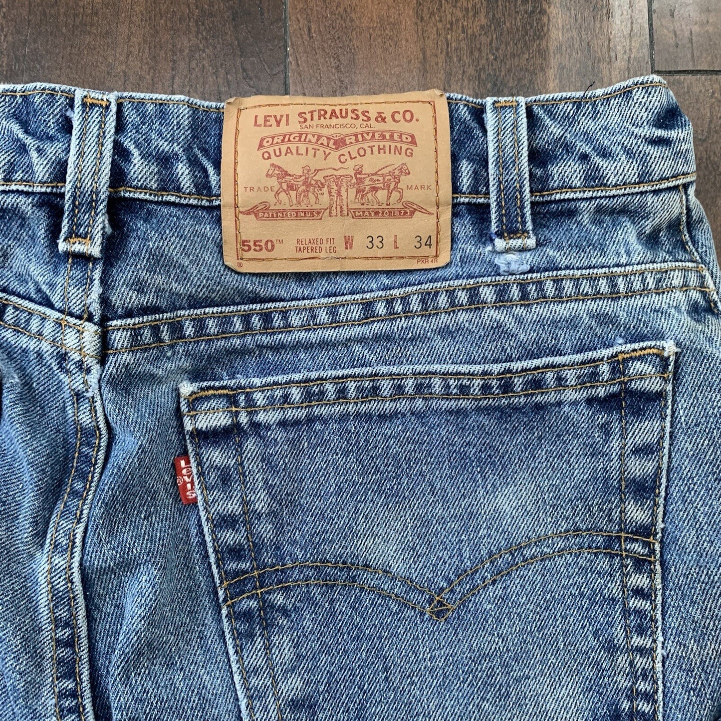 Vintage Levis 550 33x34 Denim Jeans Relaxed Fit USA Light Wash Blue Dad