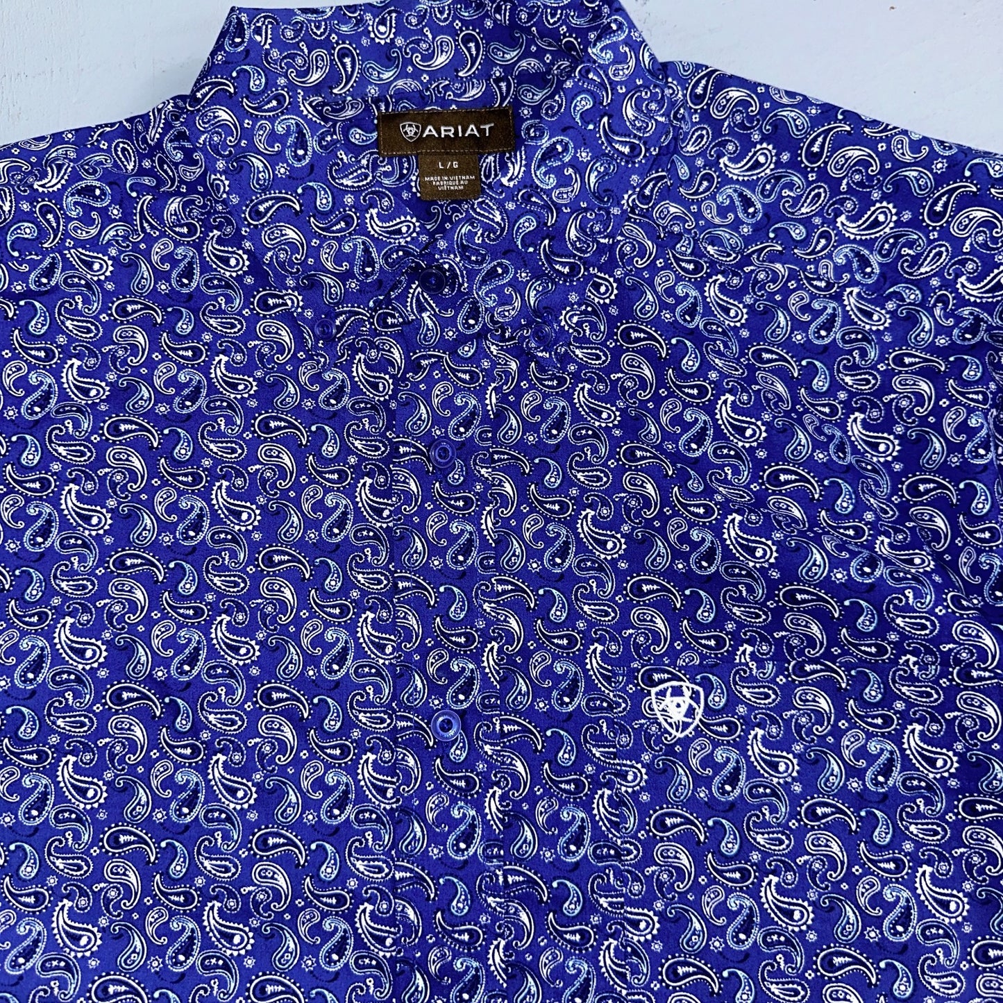 Ariat Button-Down Short Sleeve Shirt Size Large Blue Paisley 100% Cotton Casual