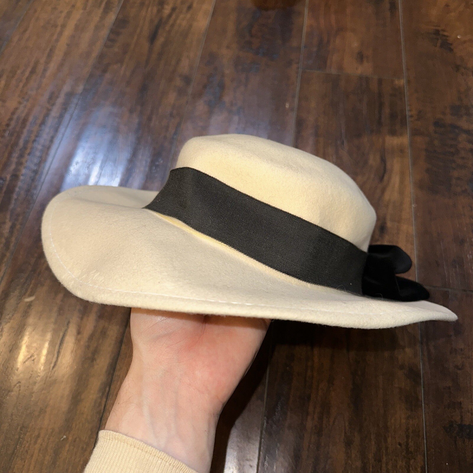 Vintage IHC 100% wool hat made in the US. White Tan 1960s 70s 60s Rare Womens